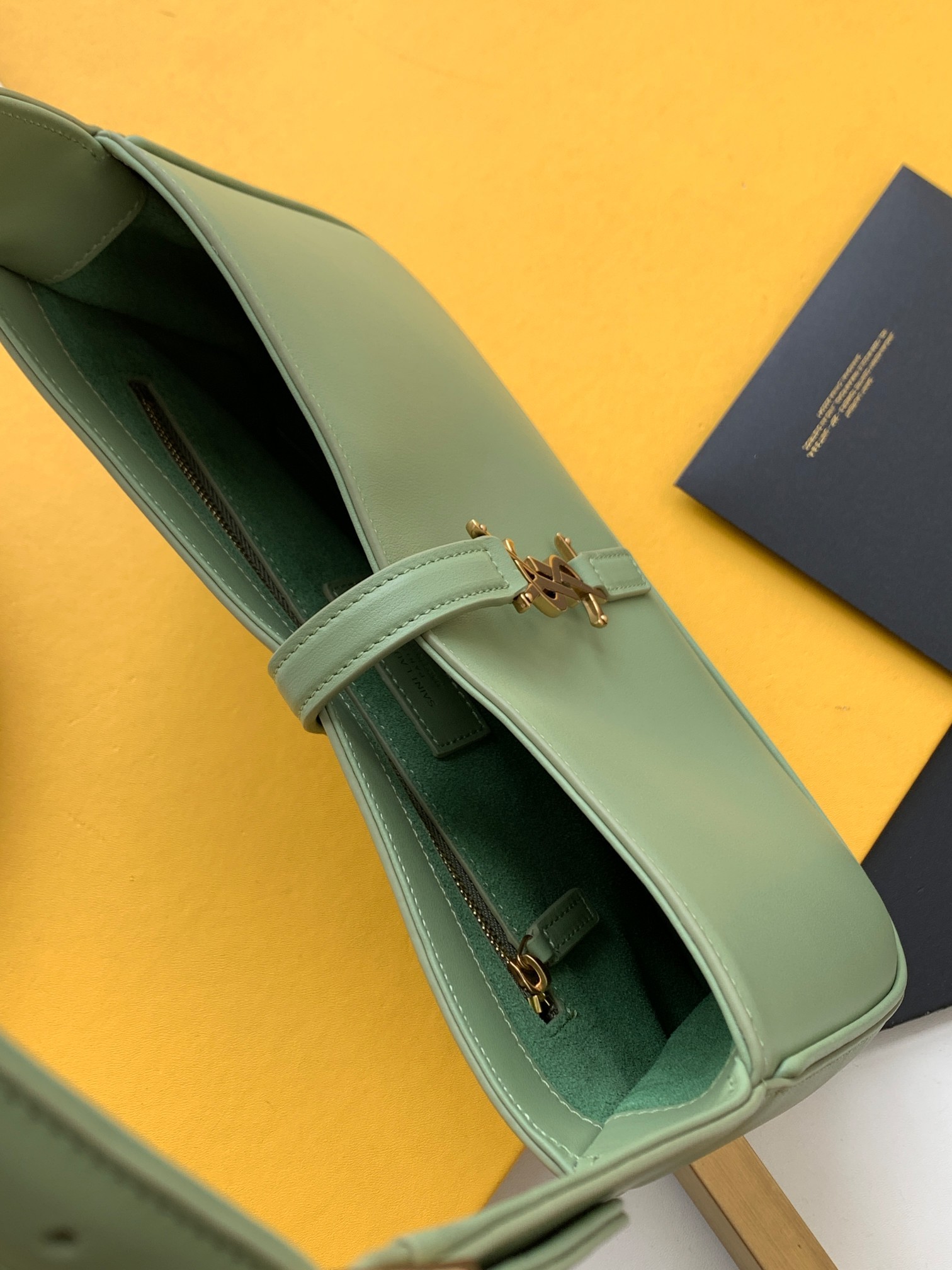 세인트로랑 스무스 레더 LE 5A7 스몰 호보백 (올리브그린)