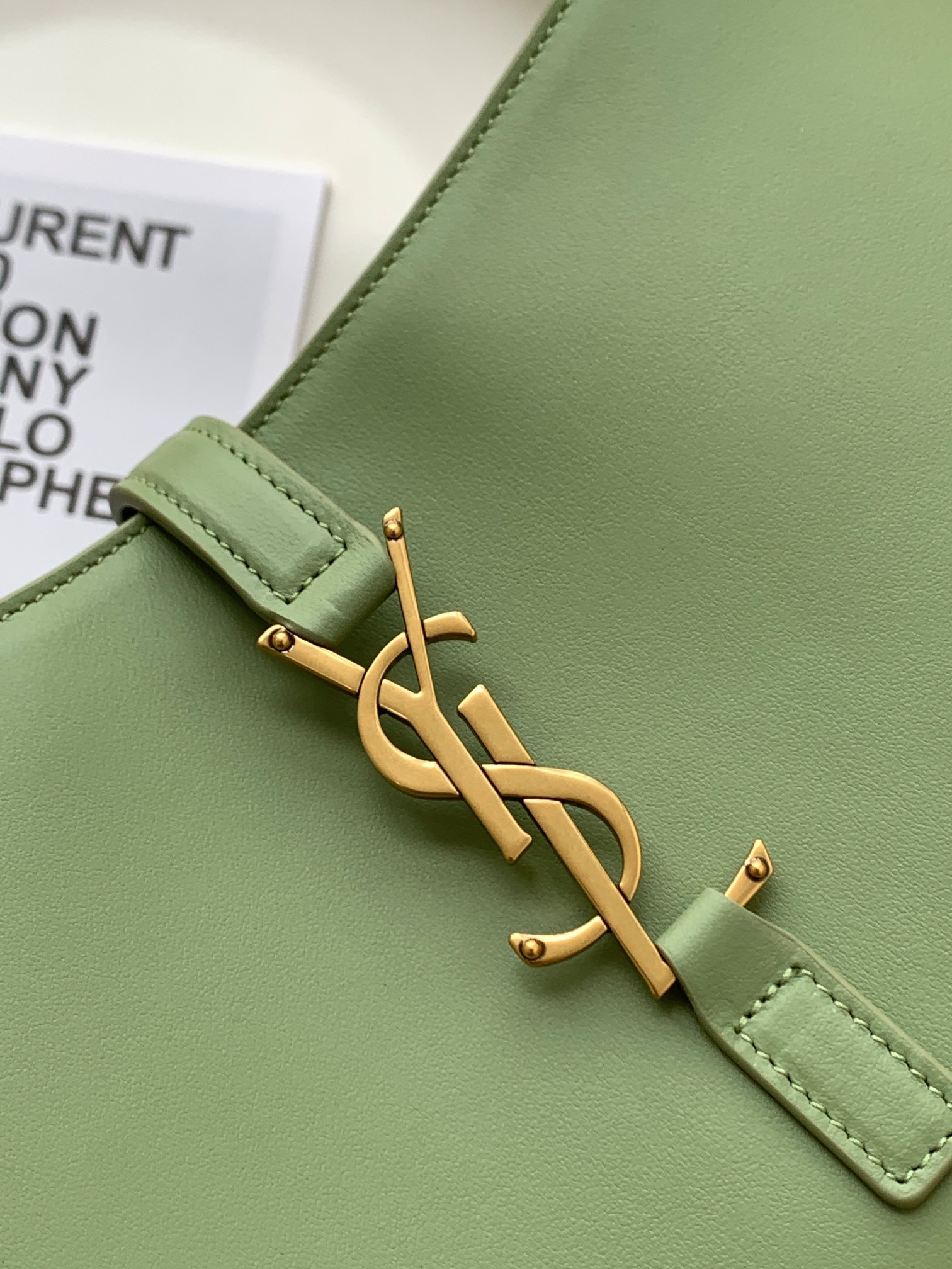 세인트로랑 스무스 레더 LE 5A7 스몰 호보백 (올리브그린)