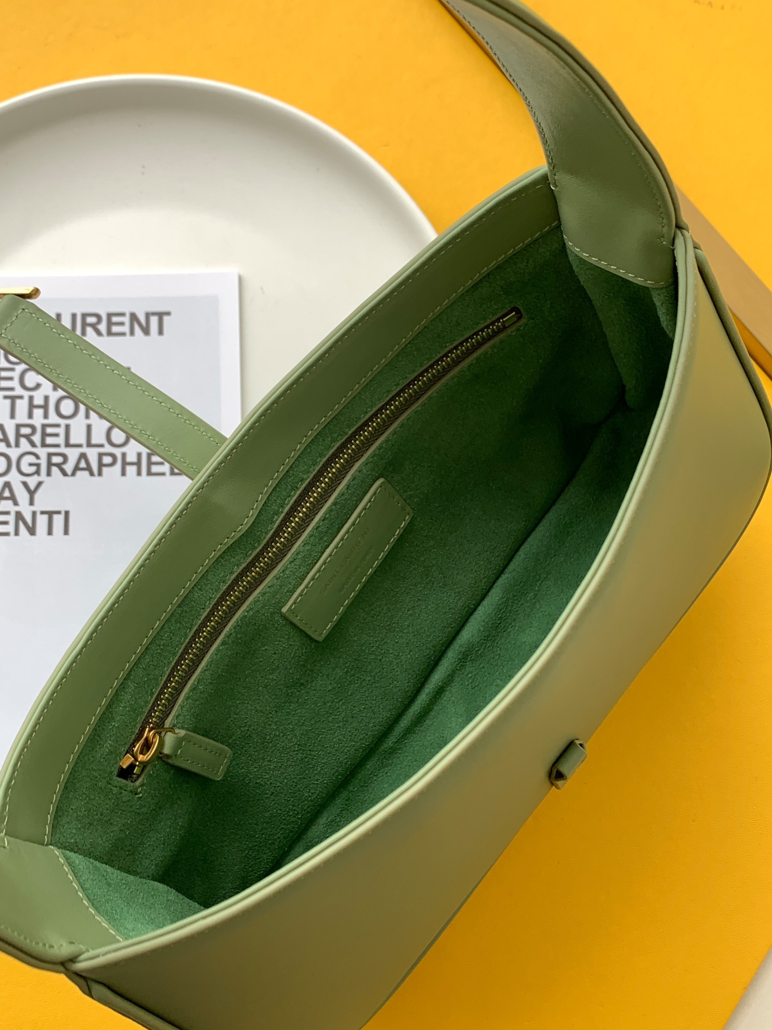 세인트로랑 스무스 레더 LE 5A7 스몰 호보백 (올리브그린)