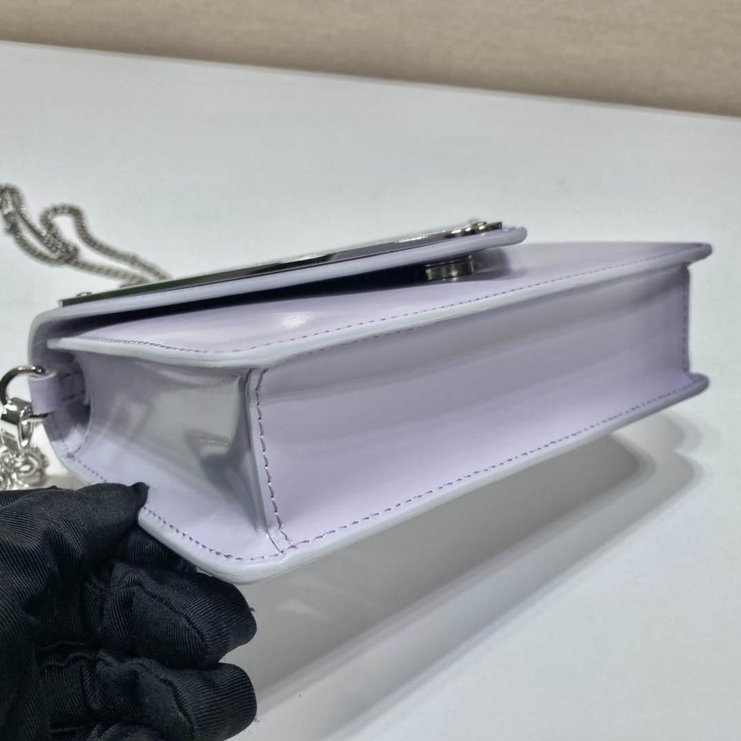 프라다 삼각로고 체인 크로스백