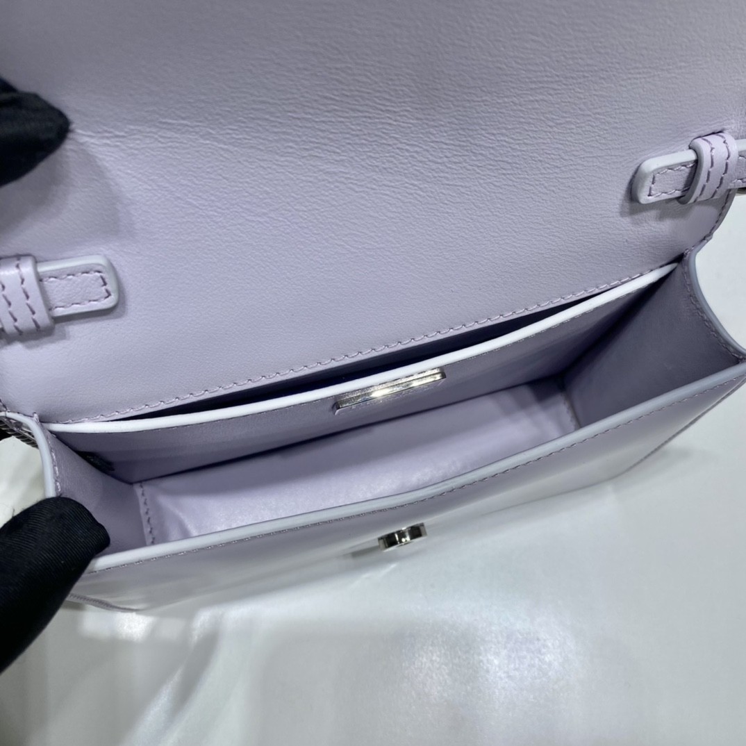 프라다 삼각로고 체인 크로스백