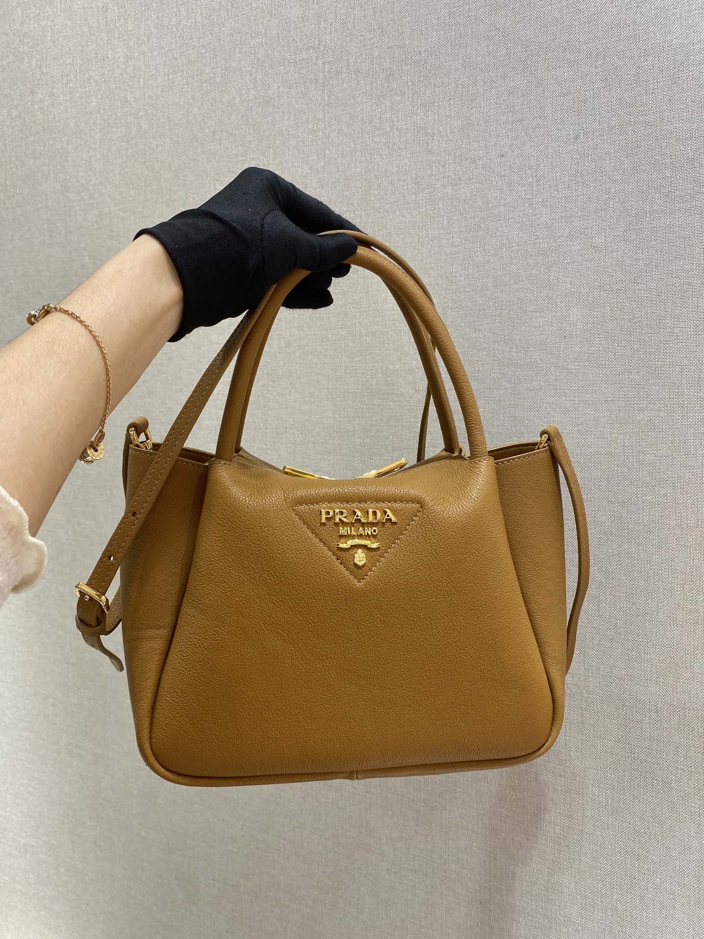 프라다 가죽 로고 토트백