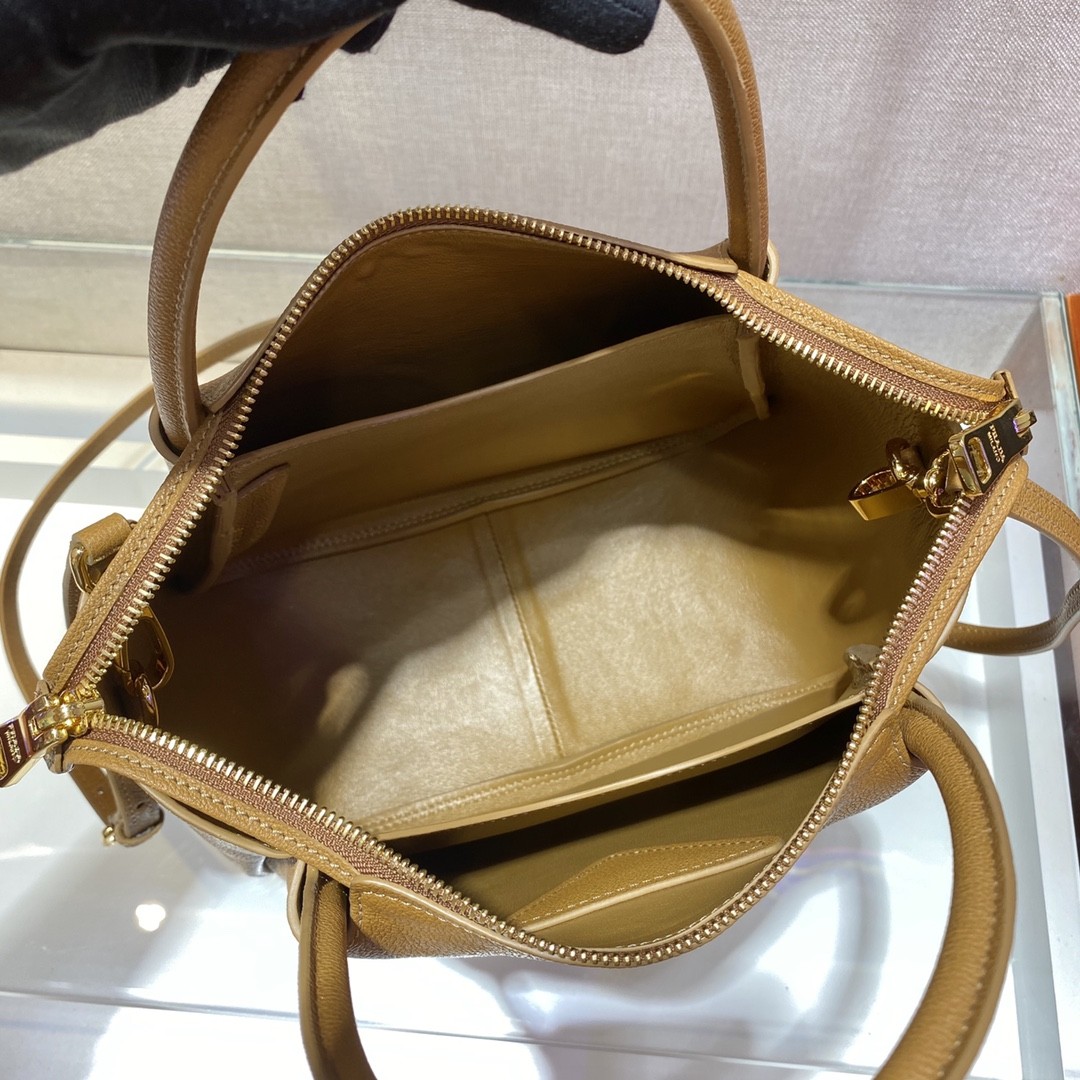 프라다 가죽 로고 토트백