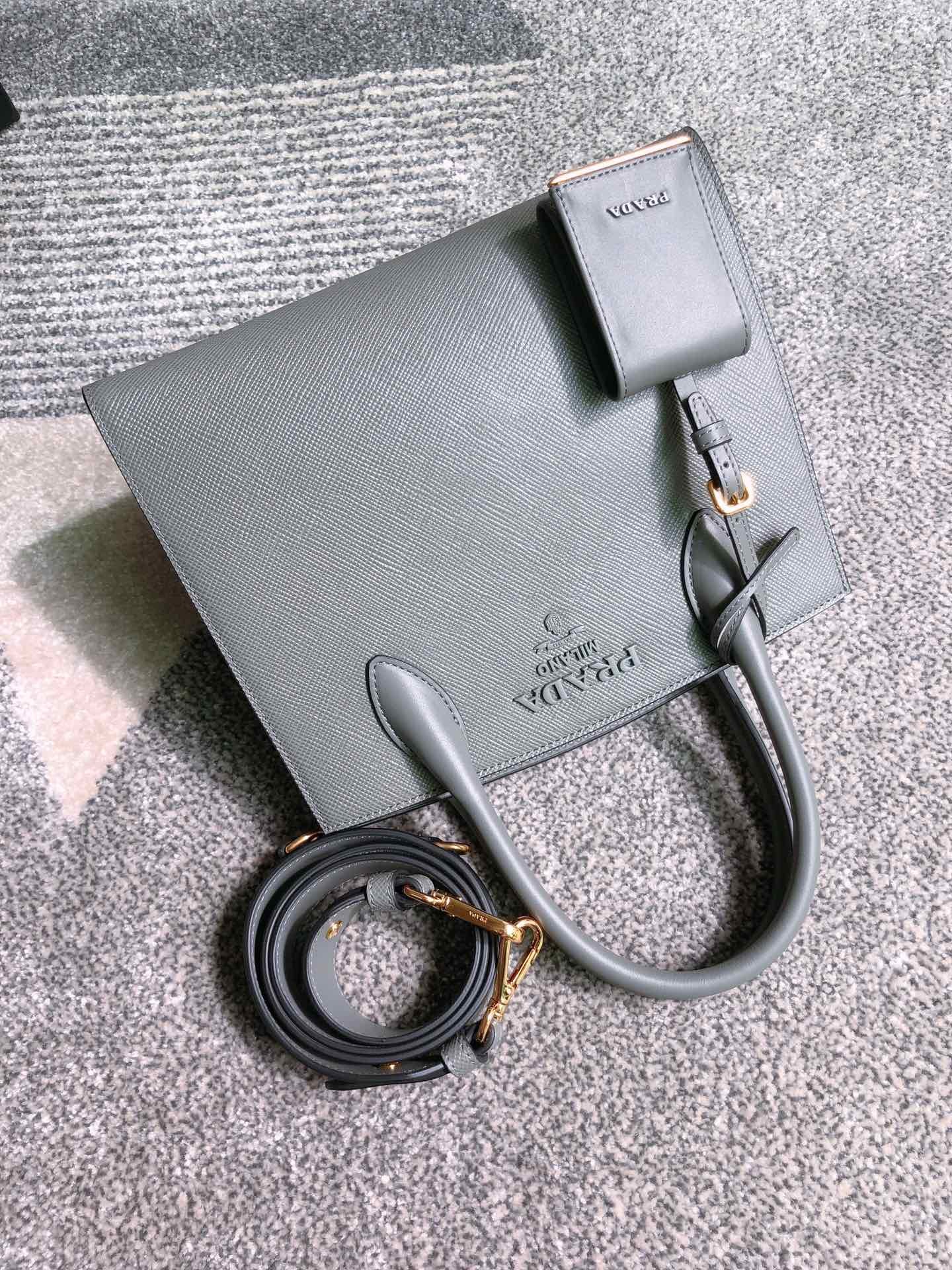 프라다 사피아노 레더 모노크롬 토트백