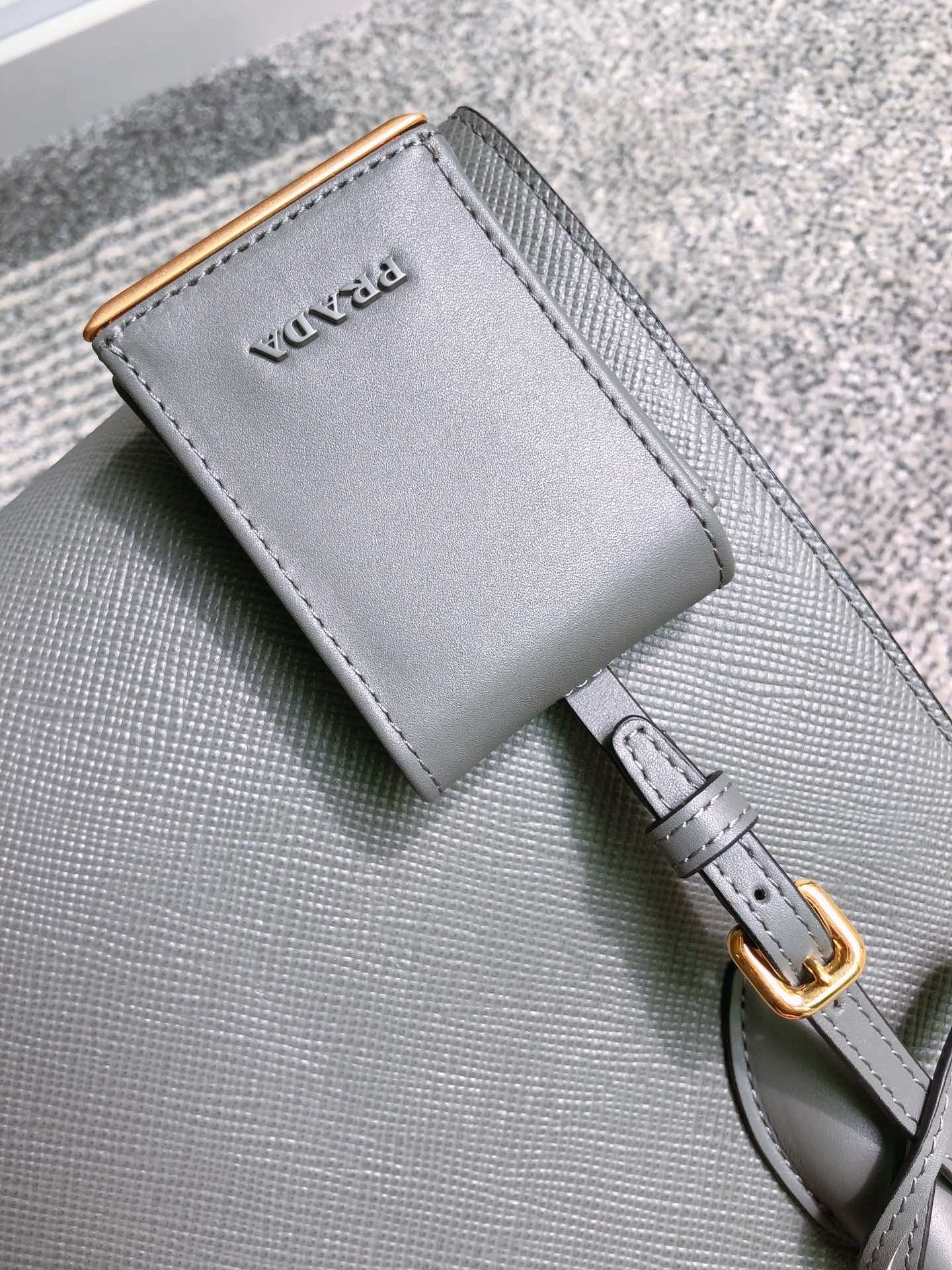 프라다 사피아노 레더 모노크롬 토트백