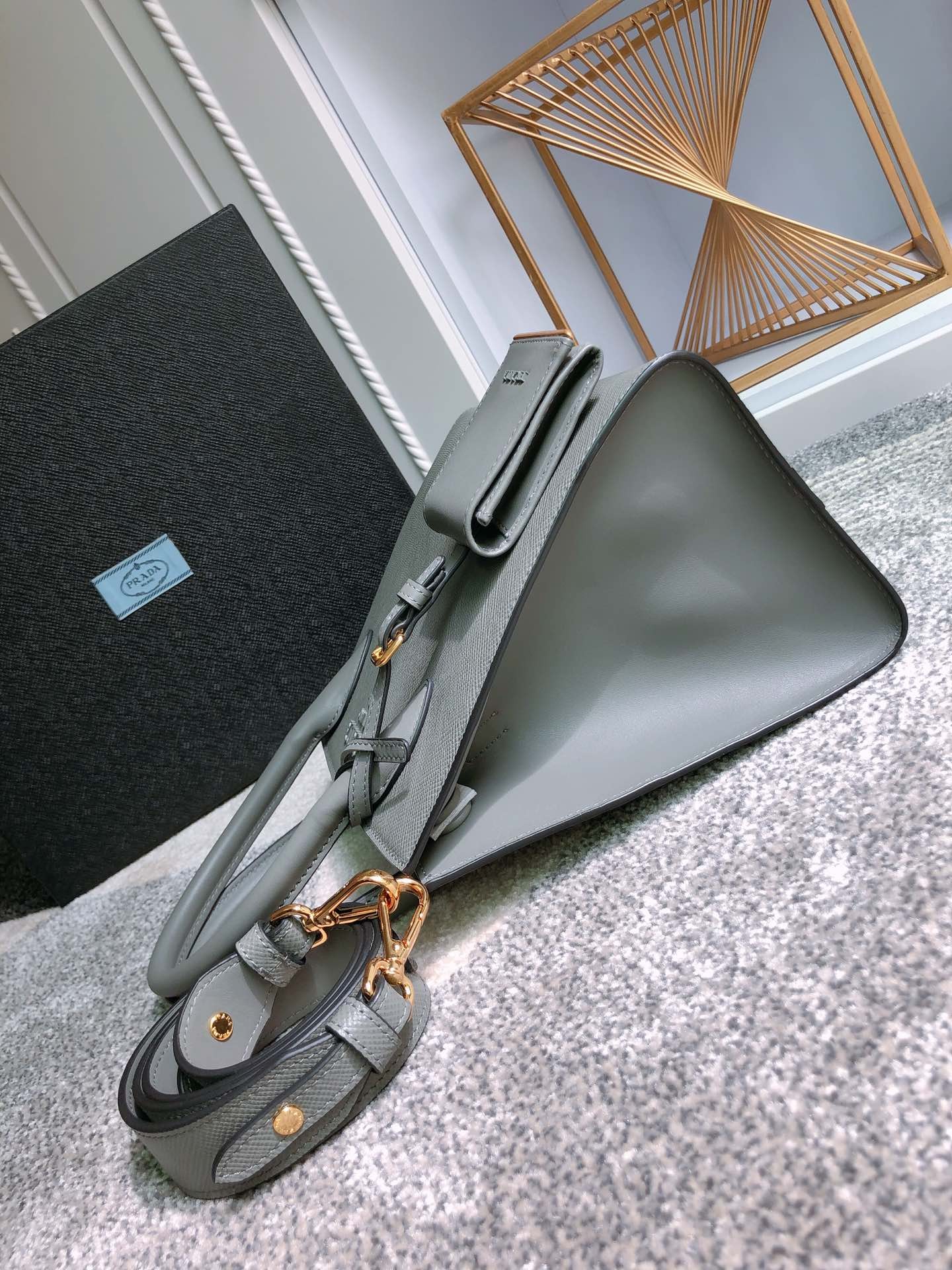 프라다 사피아노 레더 모노크롬 토트백