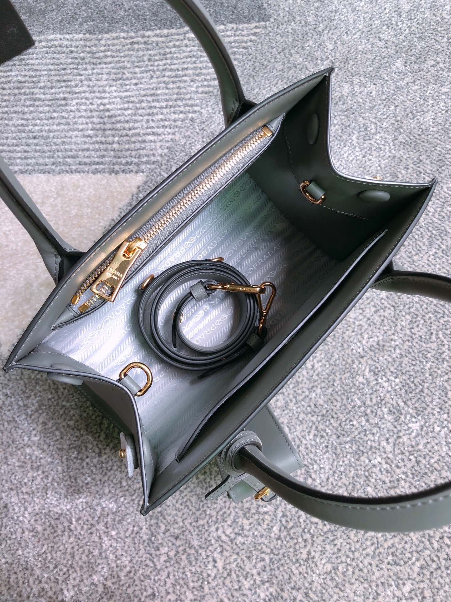 프라다 사피아노 레더 모노크롬 토트백