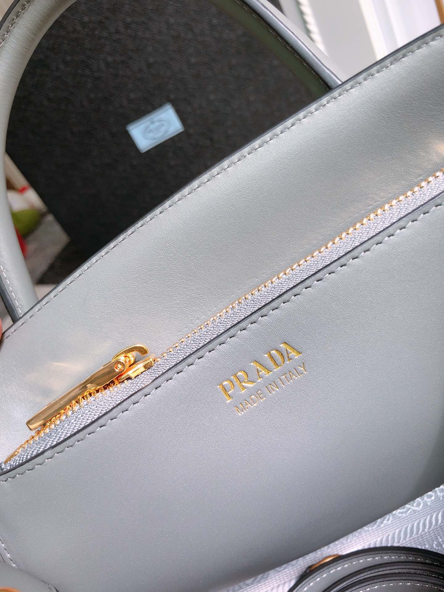 프라다 사피아노 레더 모노크롬 토트백