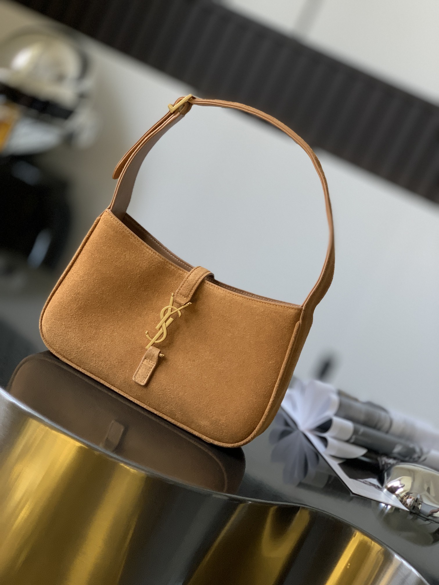 세인트로랑 스무스 스웨이드 LE 5A7 스몰 호보백 (브라운)