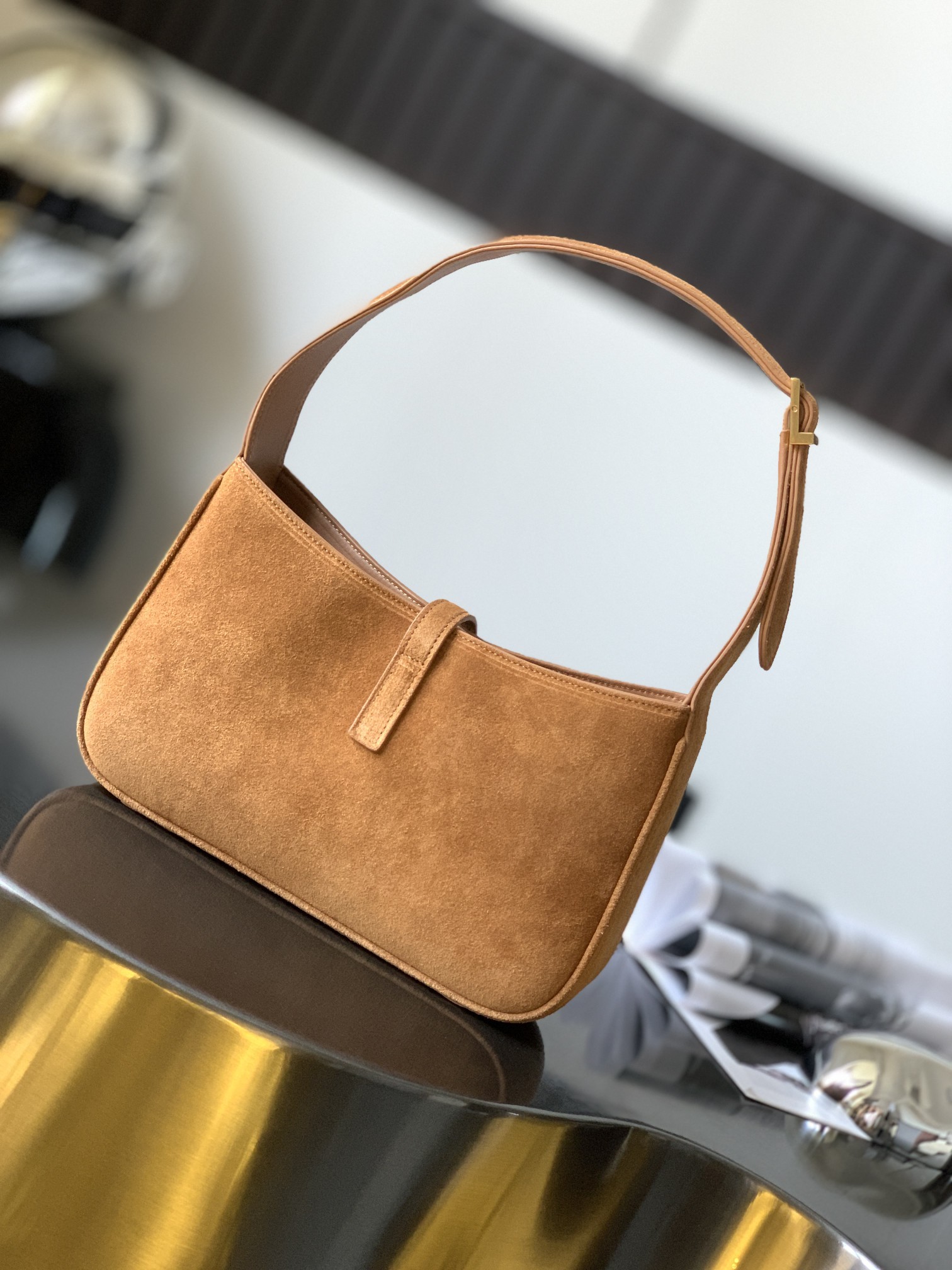 세인트로랑 스무스 스웨이드 LE 5A7 스몰 호보백 (브라운)