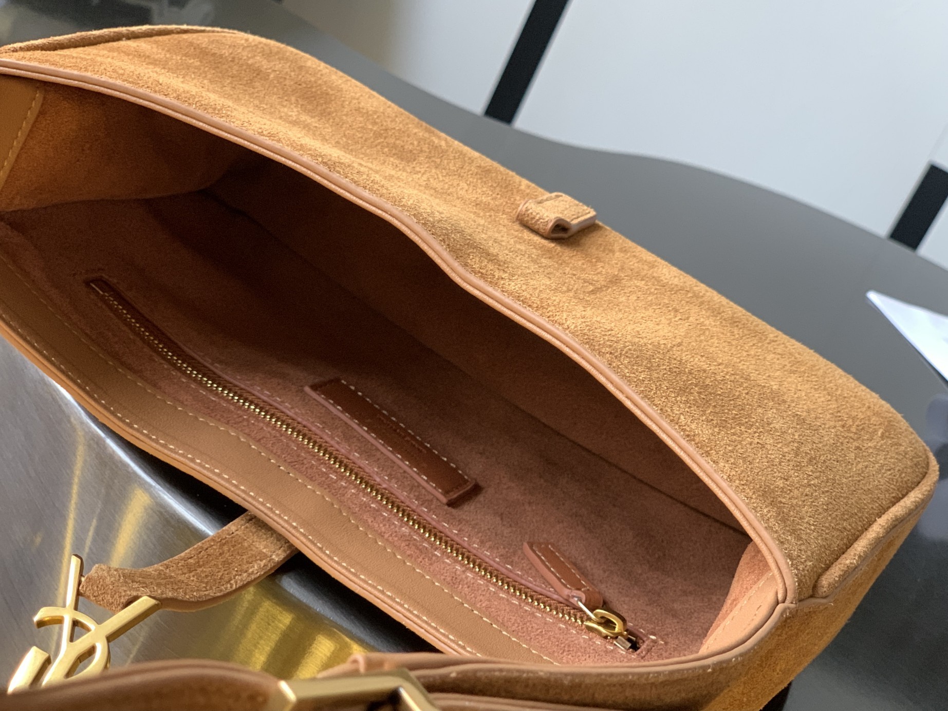 세인트로랑 스무스 스웨이드 LE 5A7 스몰 호보백 (브라운)