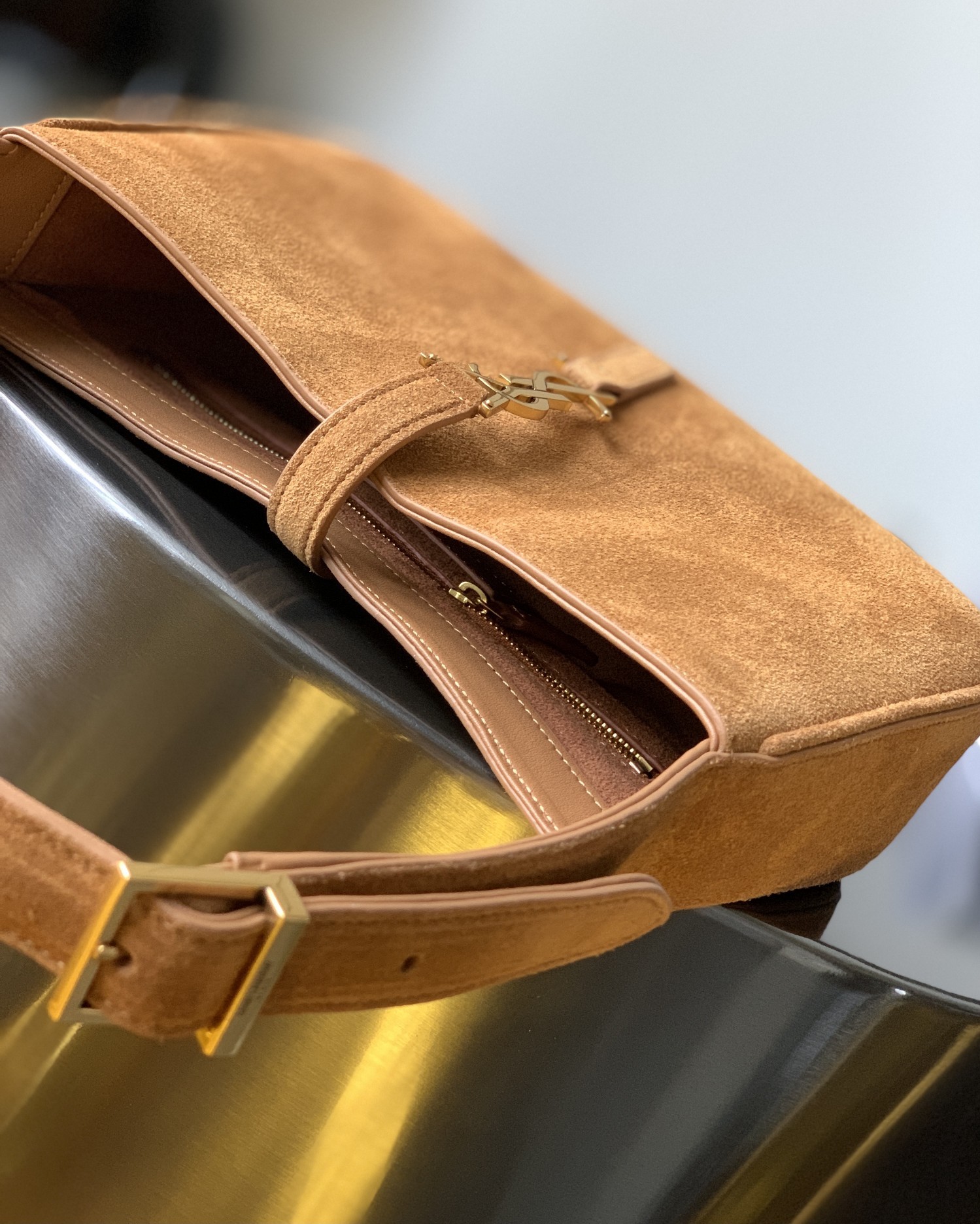 세인트로랑 스무스 스웨이드 LE 5A7 스몰 호보백 (브라운)