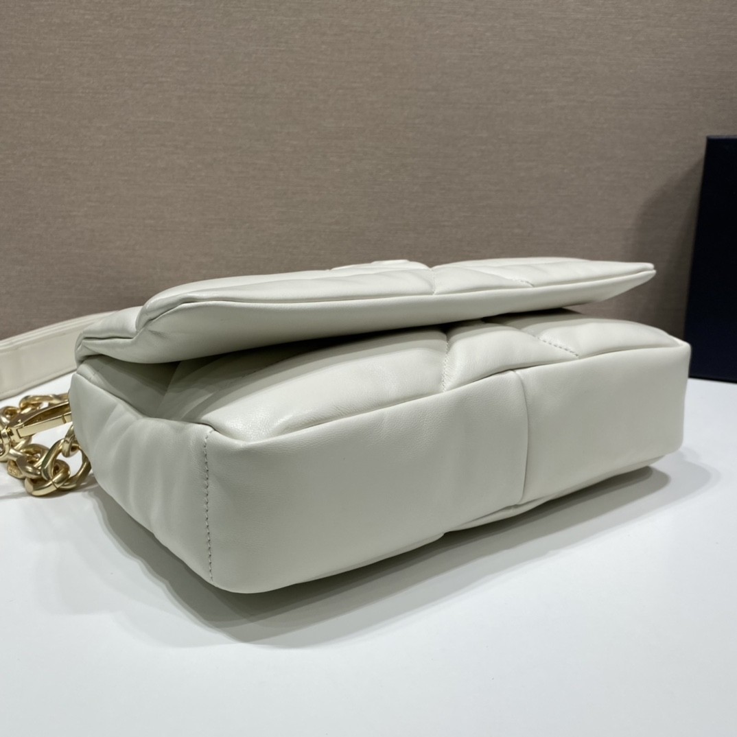 프라다 나파 가죽 패딩 숄더백