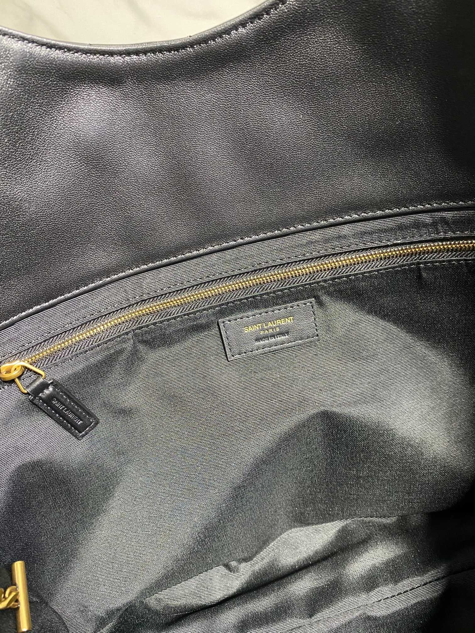 세인트로랑 아이케어 라지 모노그램 퀼팅 가죽 숄더 백