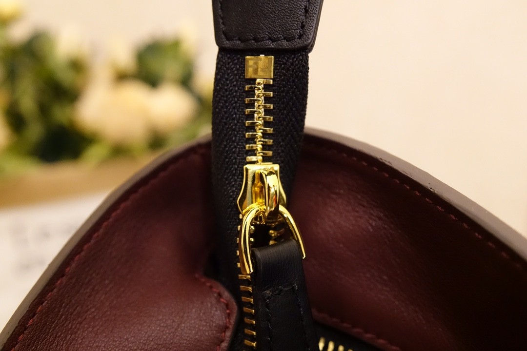 펜디 빈티지 쇼퍼백