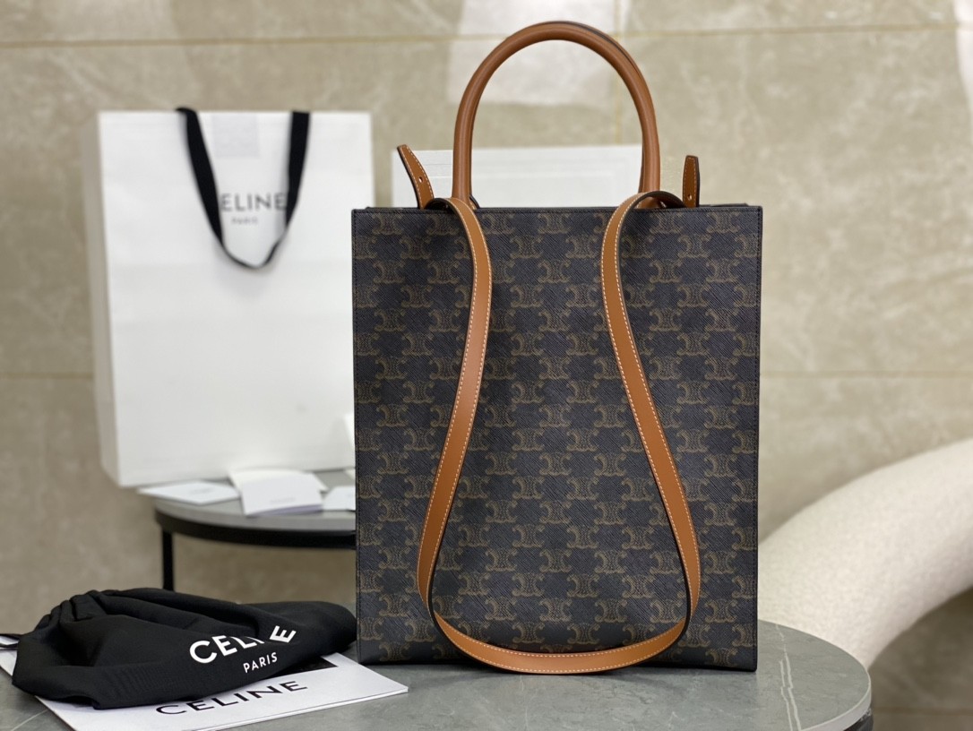 [CELINE-셀린느]  스몰 버티컬 카바스 - CELINE 프린트 트리옹프 캔버스 & 카프스킨 탠  [백경]