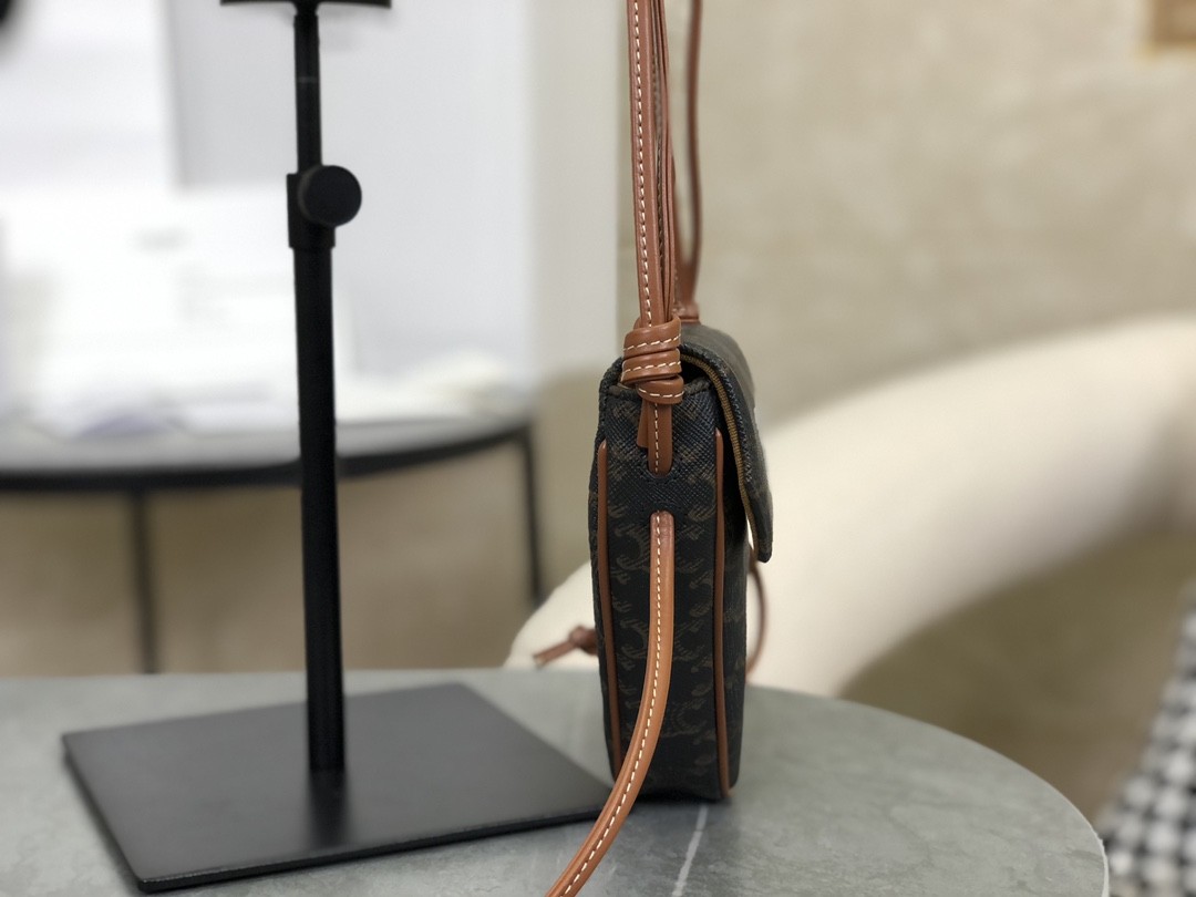 [CELINE-셀린느] 트라이앵글백 - CELINE 프린트 트리옹프 캔버스 & 카프스킨 탠 [백경]