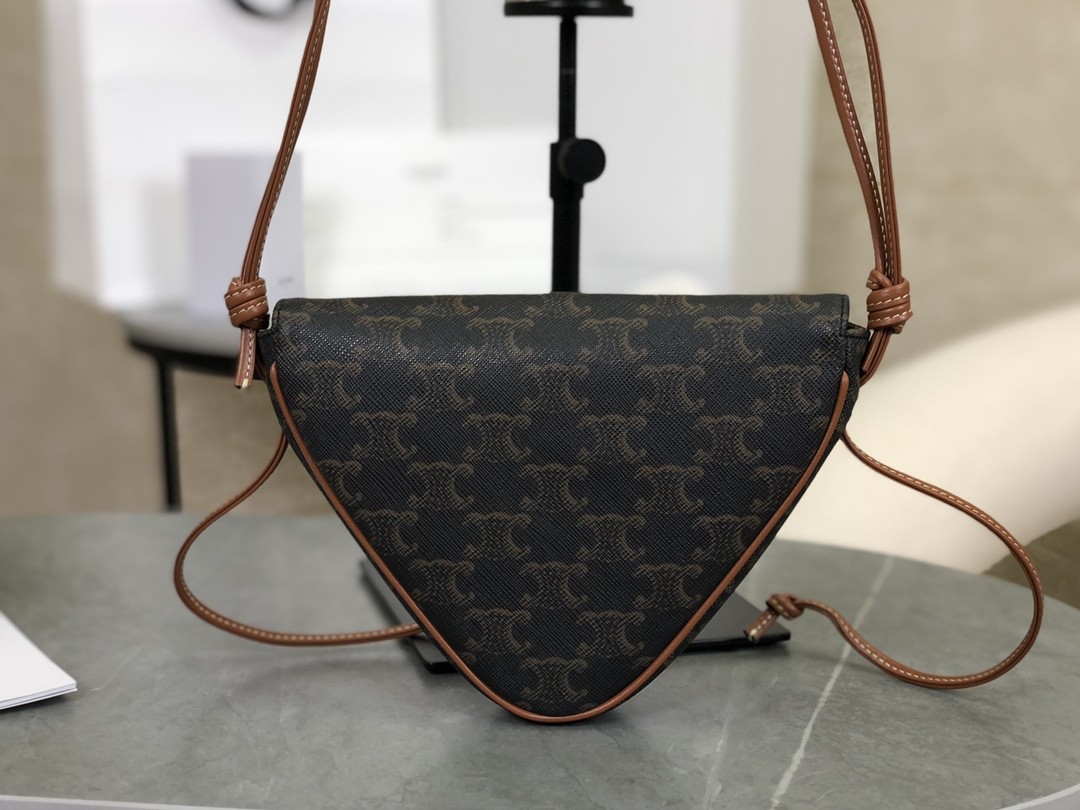 [CELINE-셀린느] 트라이앵글백 - CELINE 프린트 트리옹프 캔버스 & 카프스킨 탠 [백경]