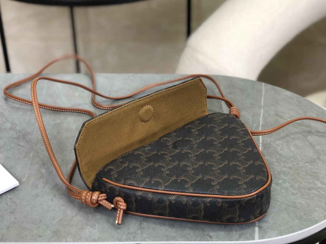 [CELINE-셀린느] 트라이앵글백 - CELINE 프린트 트리옹프 캔버스 & 카프스킨 탠 [백경]