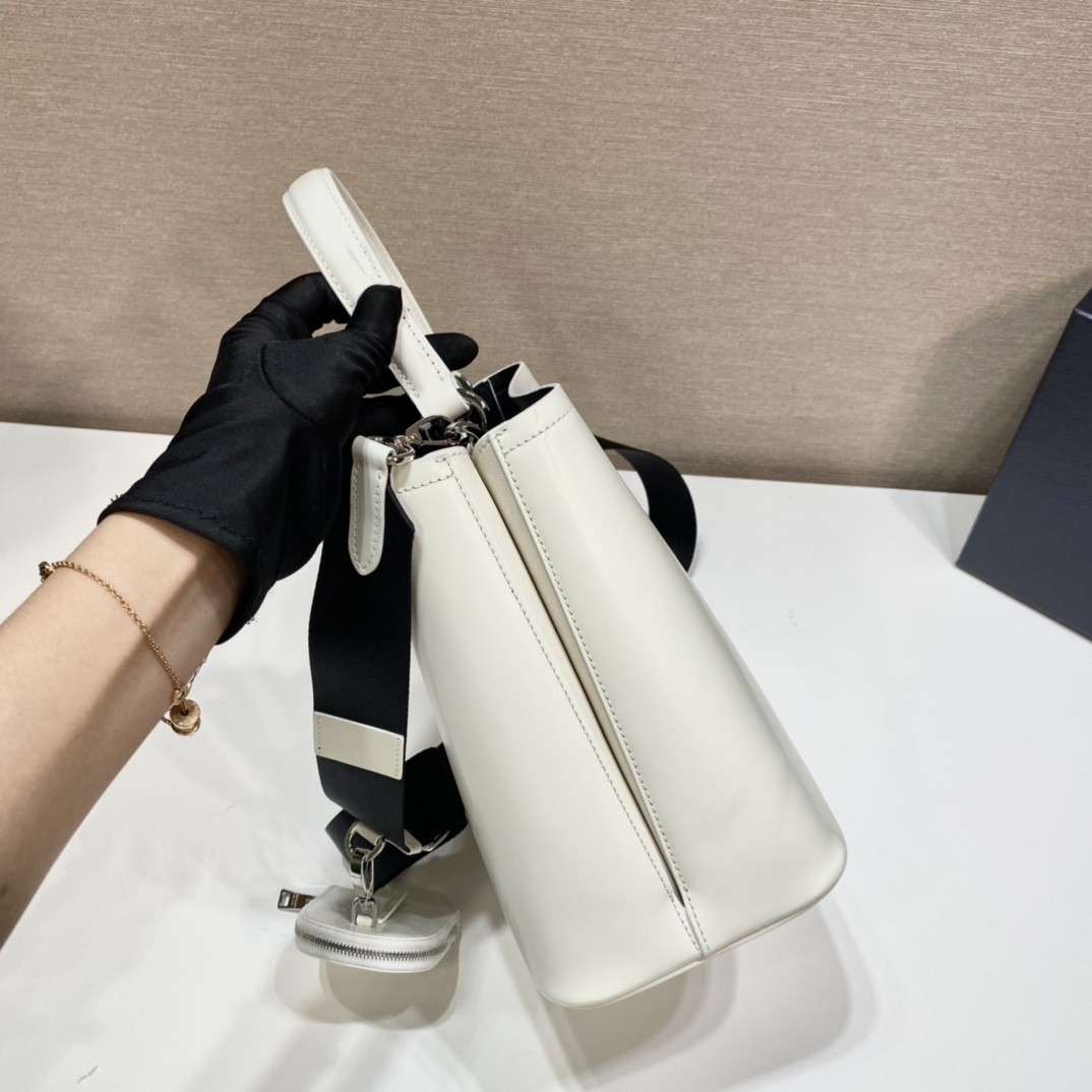 프라다 파니에 토트백