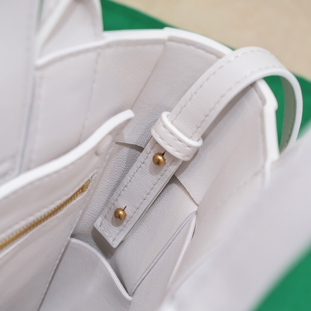 보테가베네타 BV Intreccio 인트레치오 가죽 토트 백