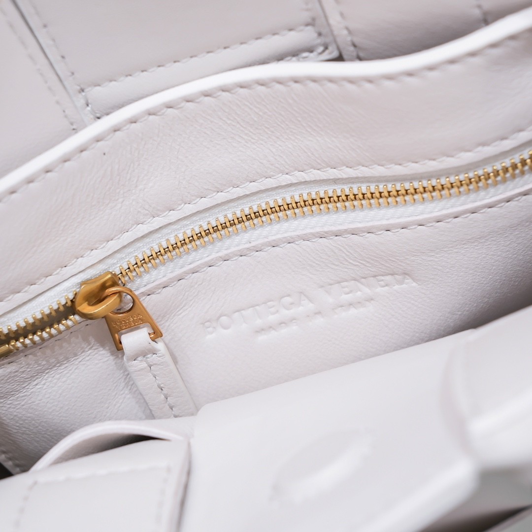 보테가베네타 BV Intreccio 인트레치오 가죽 토트 백