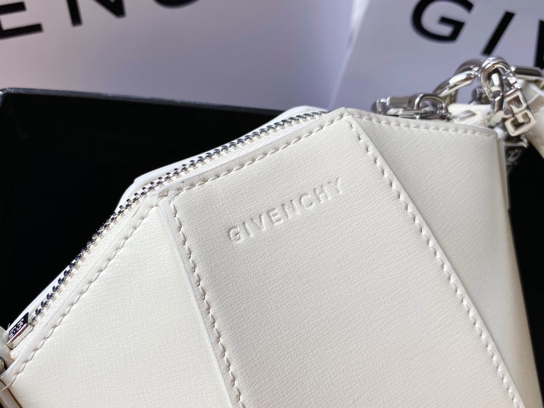 지방시 GIVENCHY Antigona Lock 체인 백