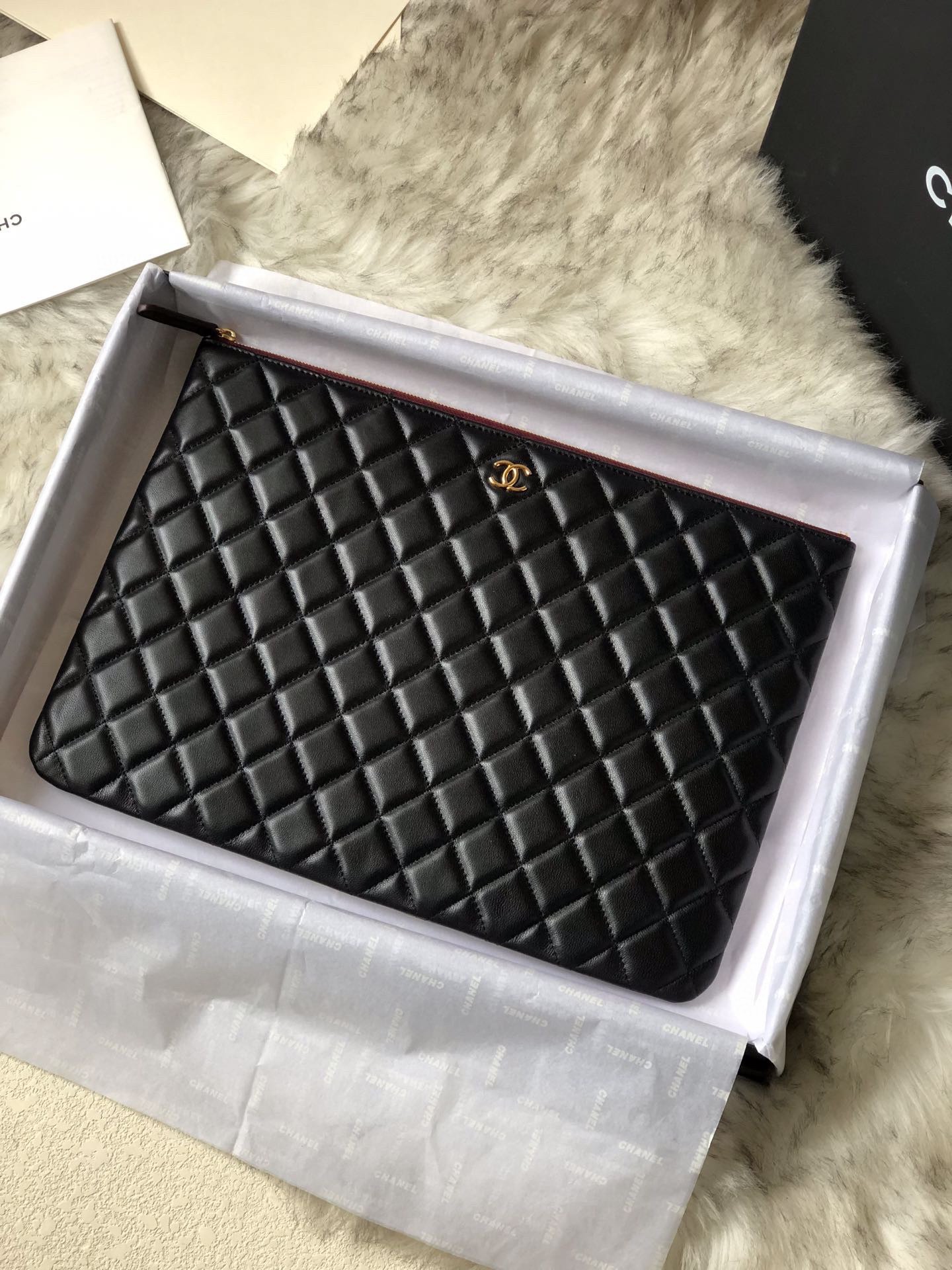 샤넬 클래식 라지 클러치백