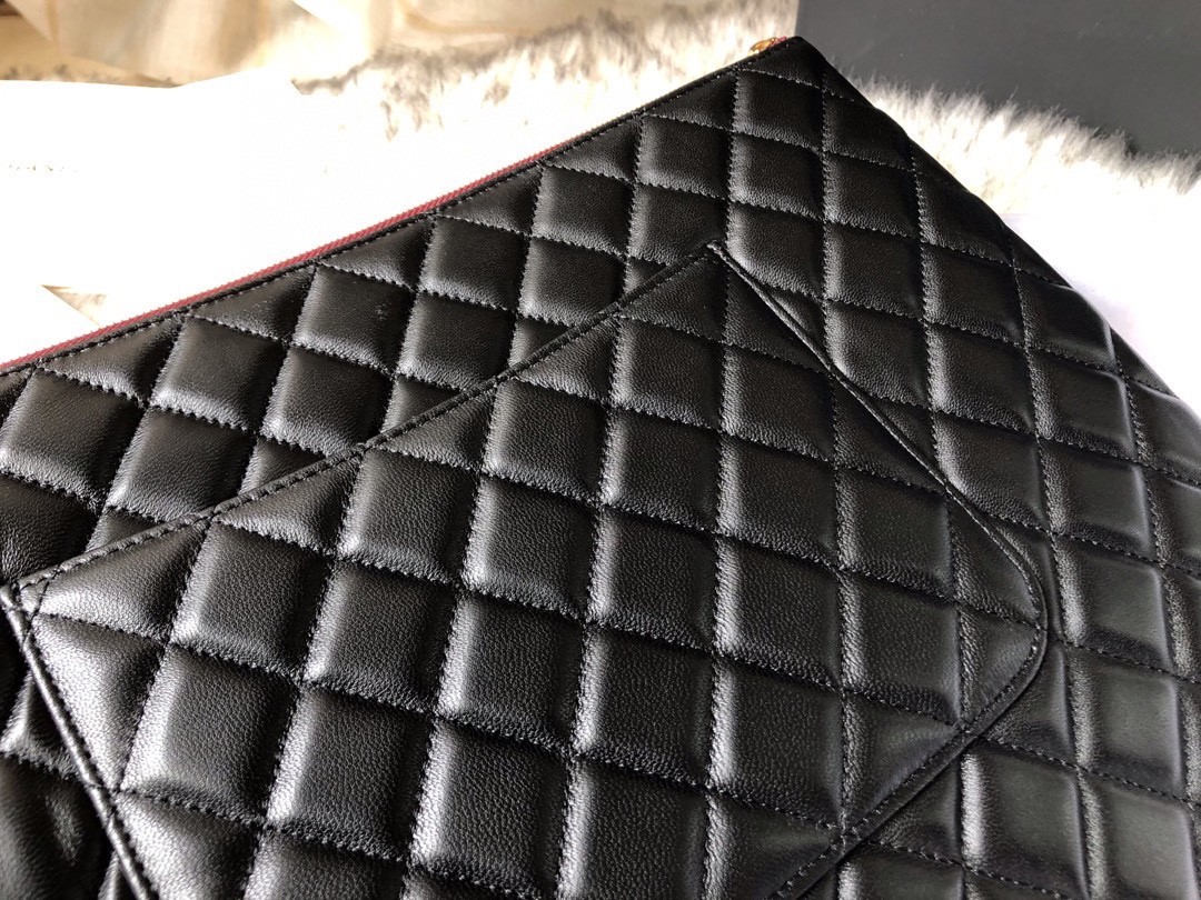 샤넬 클래식 라지 클러치백