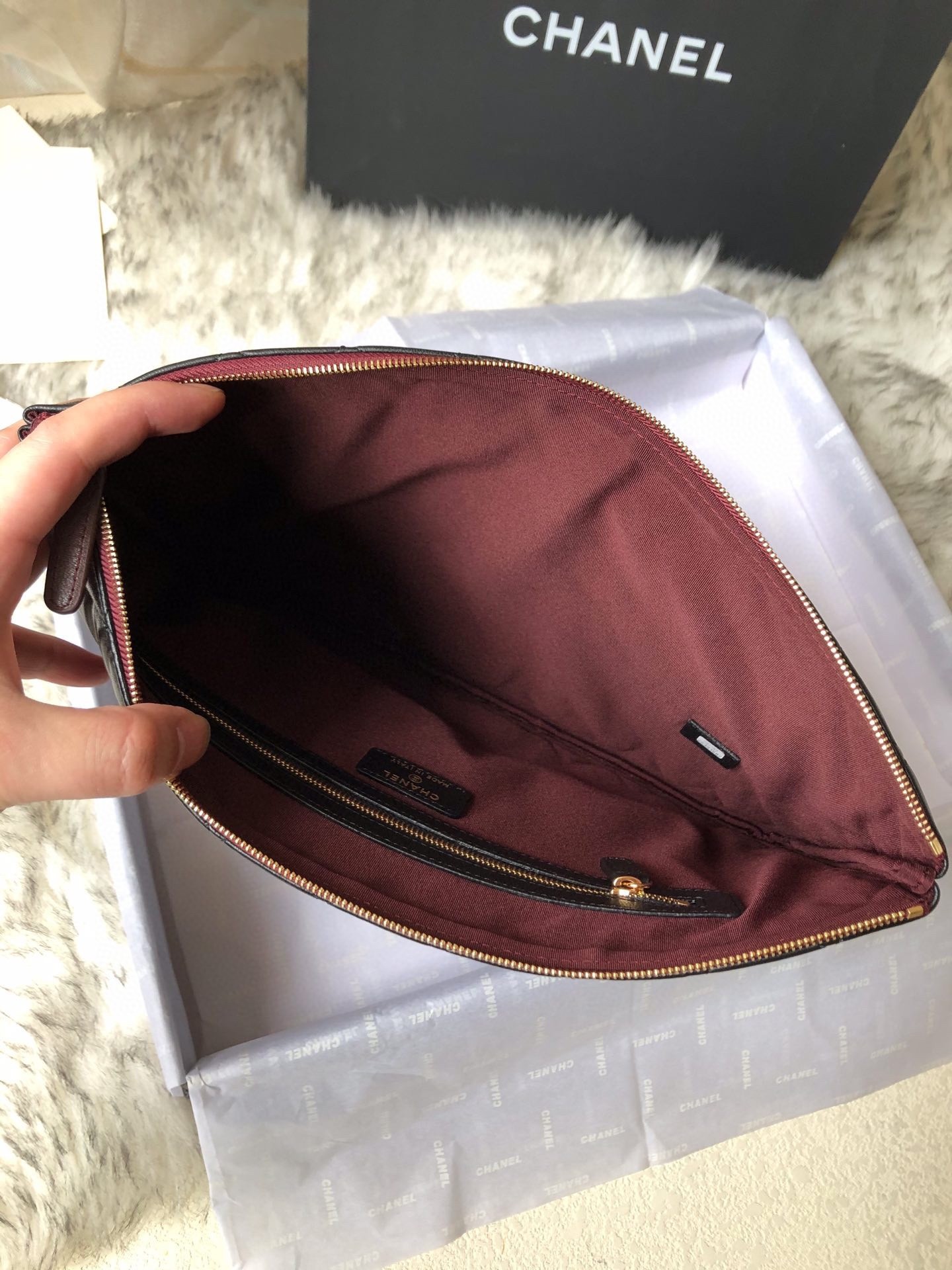 샤넬 클래식 라지 클러치백