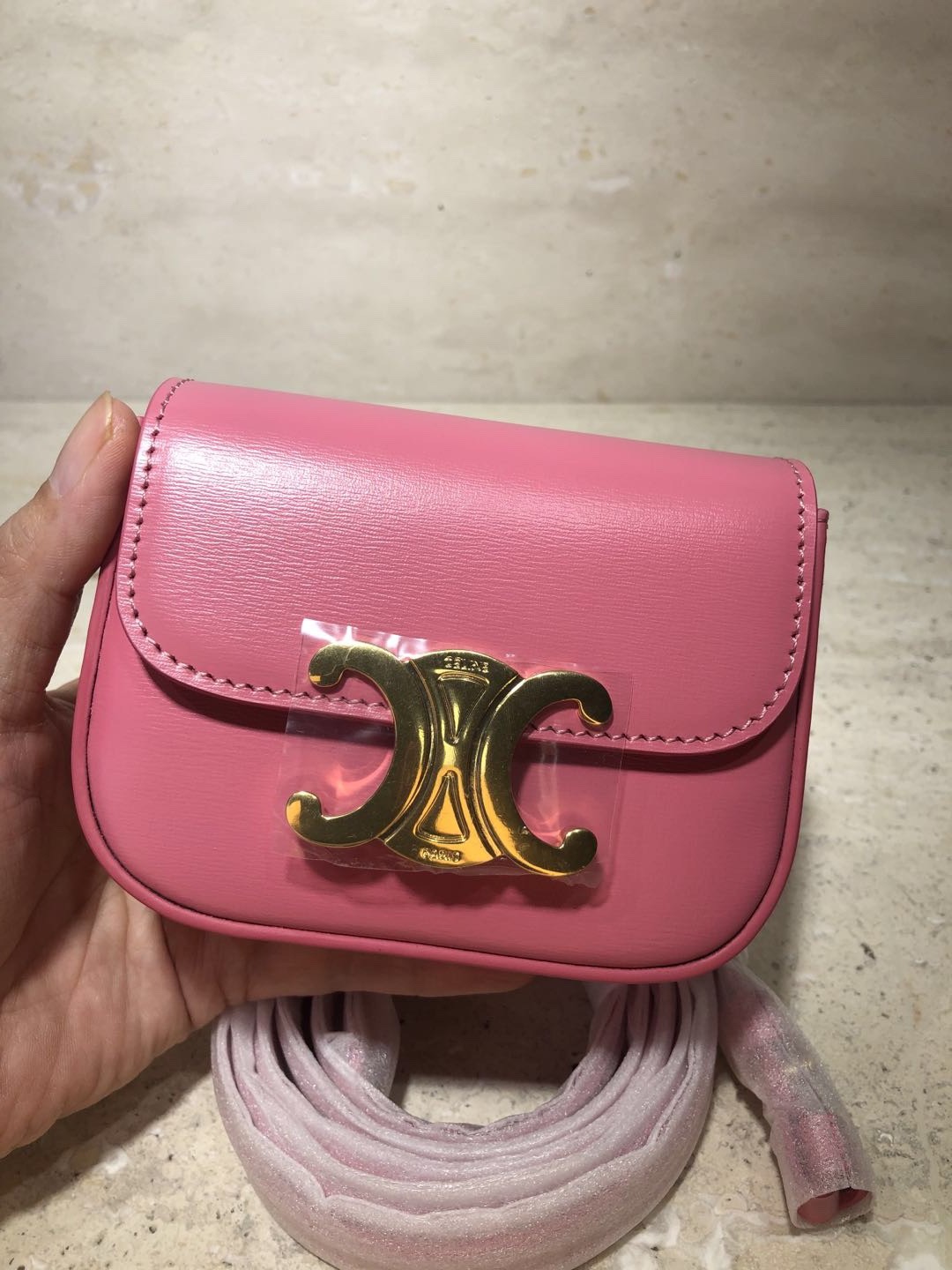 [CELINE-셀린느] 셀린느 샤이니 카프스킨 미니 트리옹프 백 플라밍고