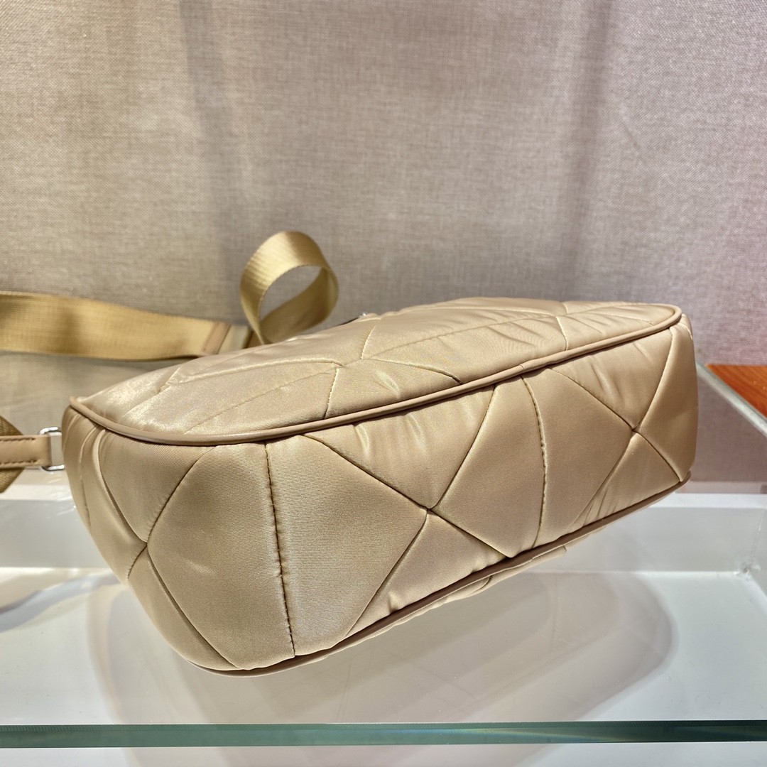 프라다 리나일론 패딩 호보백