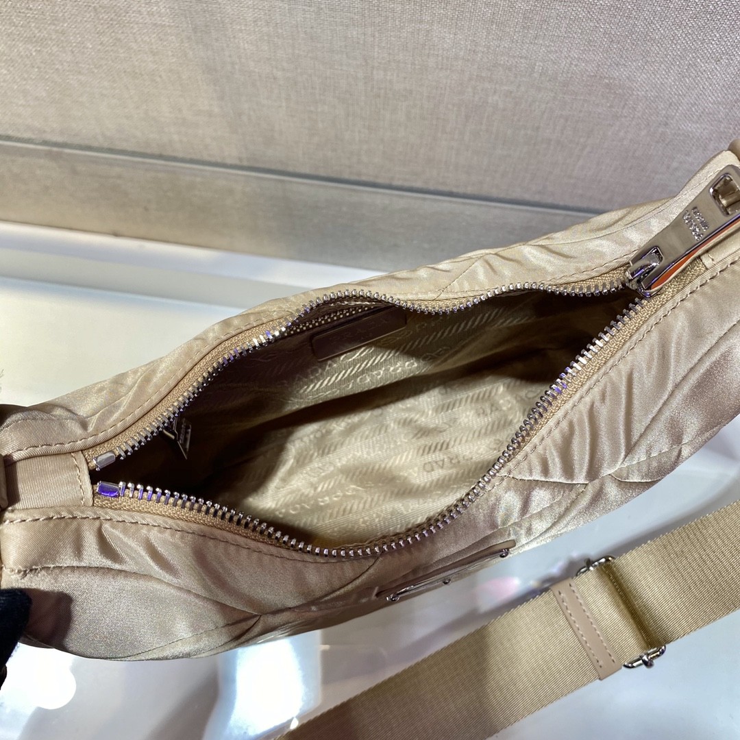 프라다 리나일론 패딩 호보백