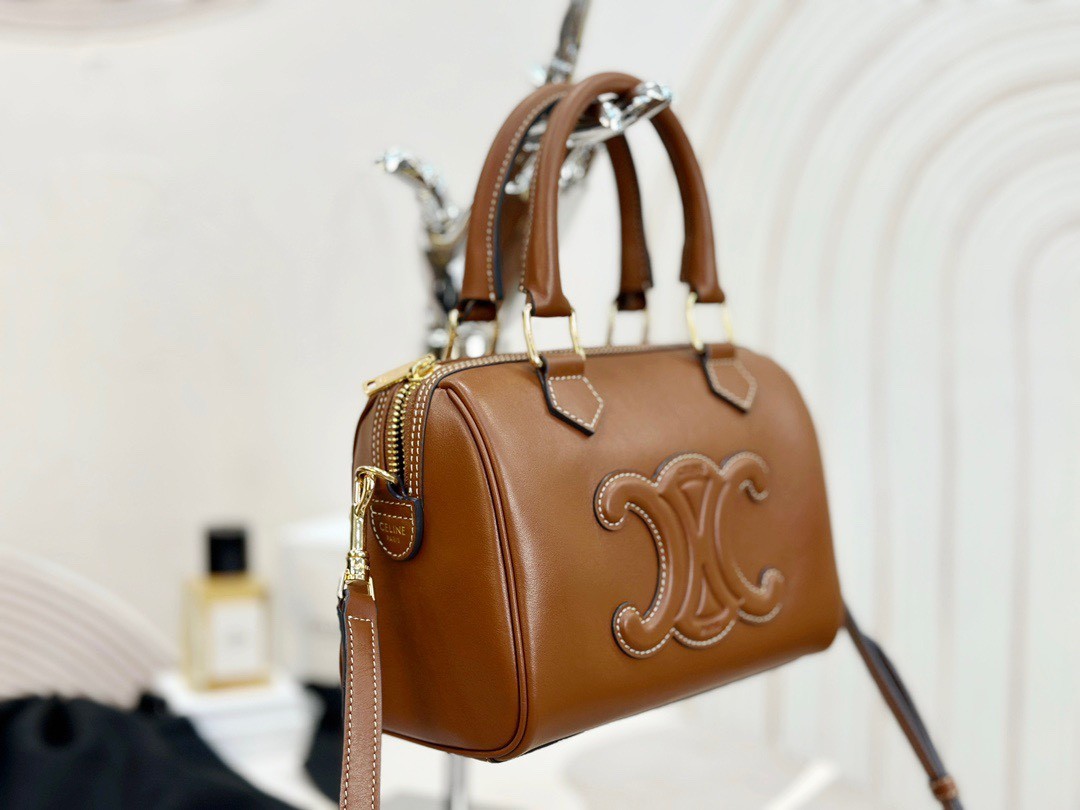 [CELINE-셀린느]  스몰 퀴르 트리옹프 보스턴 - 부드러운 카프스킨 탠 [백경]