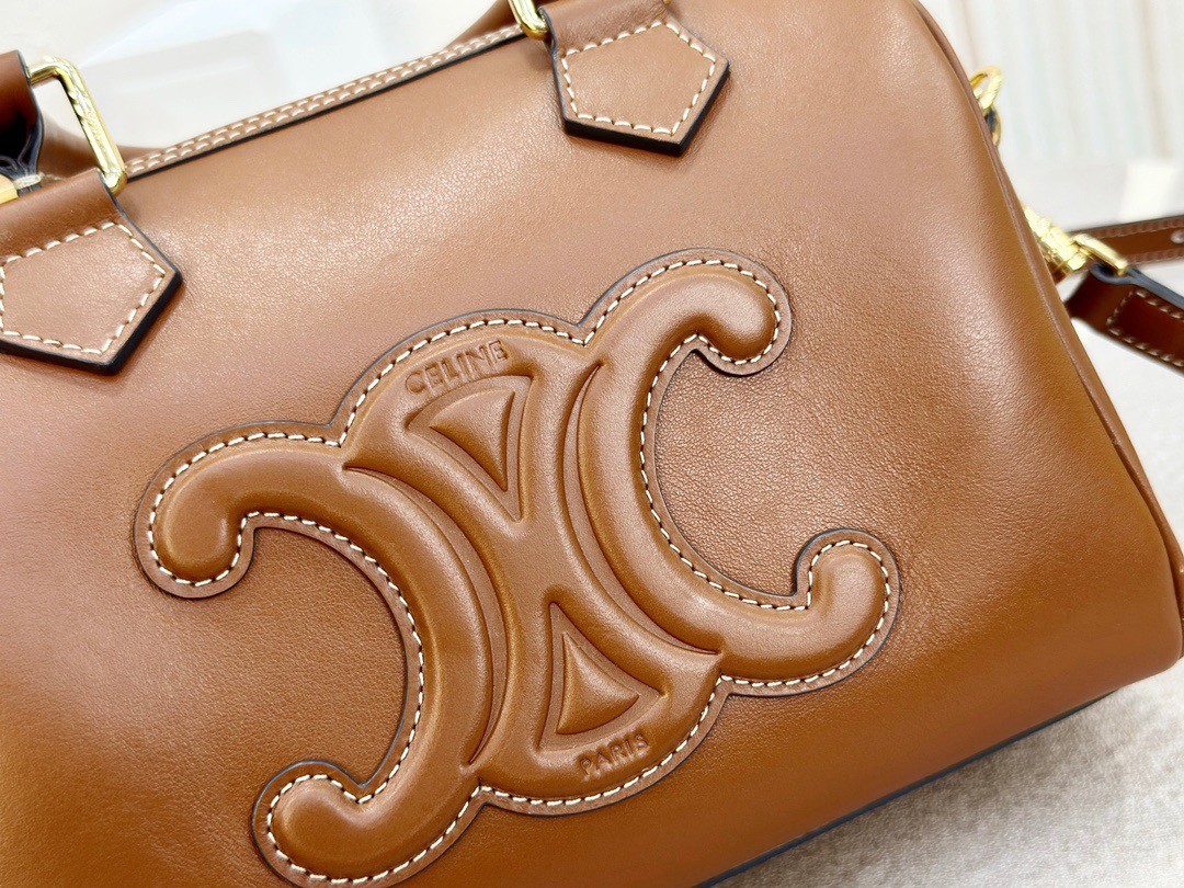 [CELINE-셀린느]  스몰 퀴르 트리옹프 보스턴 - 부드러운 카프스킨 탠 [백경]