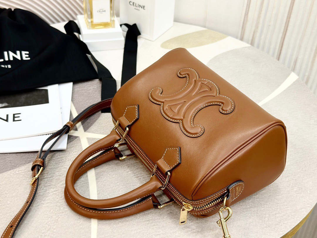 [CELINE-셀린느]  스몰 퀴르 트리옹프 보스턴 - 부드러운 카프스킨 탠 [백경]