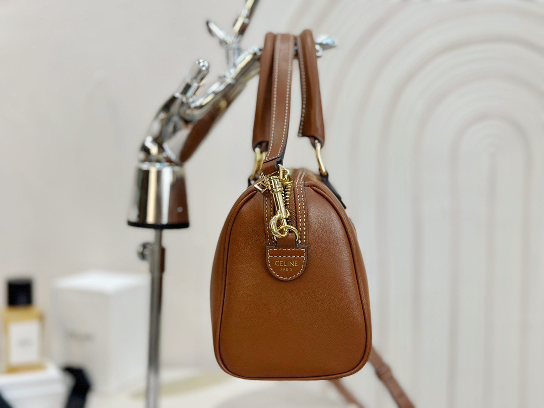 [CELINE-셀린느]  스몰 퀴르 트리옹프 보스턴 - 부드러운 카프스킨 탠 [백경]