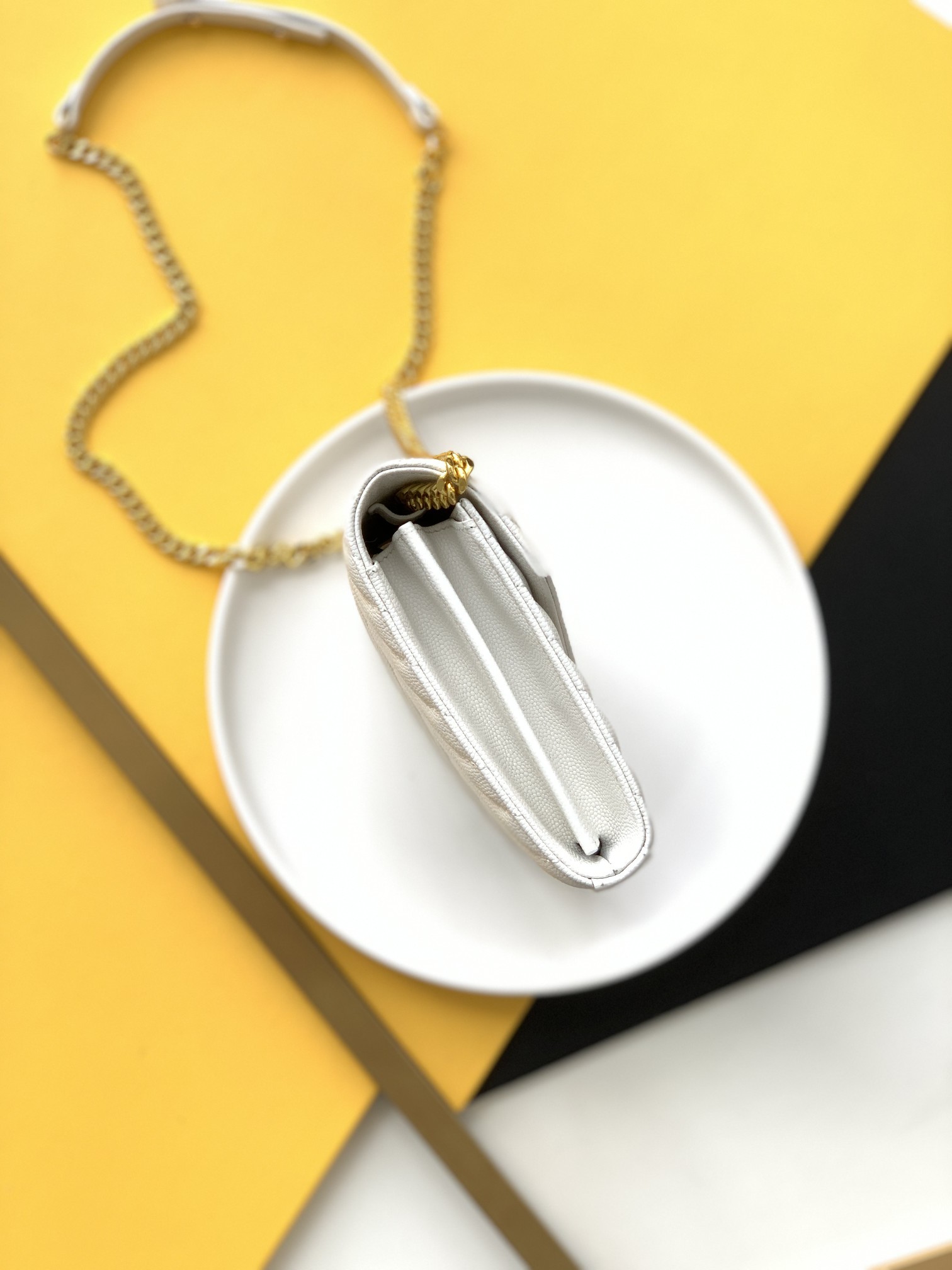 세인트로랑 모노그램 체인 숄더백 화이트 금장 (22.5cm)