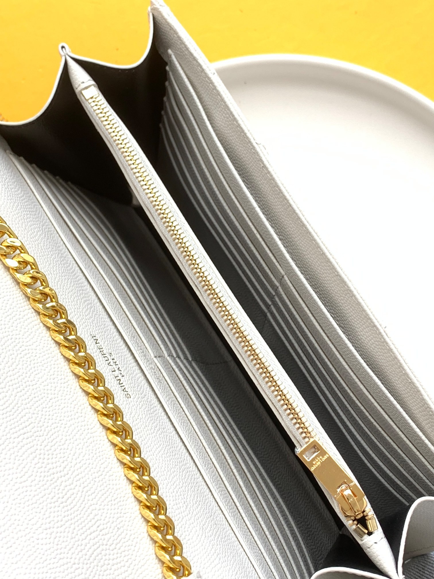 세인트로랑 모노그램 체인 숄더백 화이트 금장 (22.5cm)