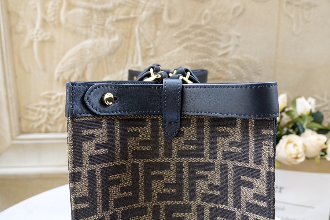 펜디 FENDI peekaboo X-tote 피카부 토트 백