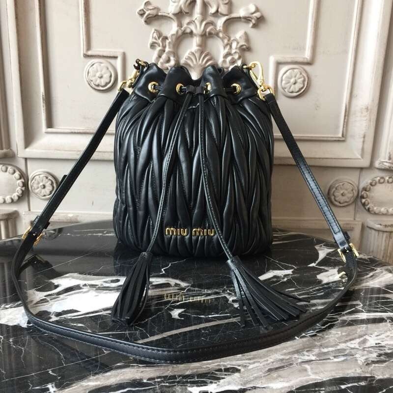 미우미우 마테라쎄 버킷백
