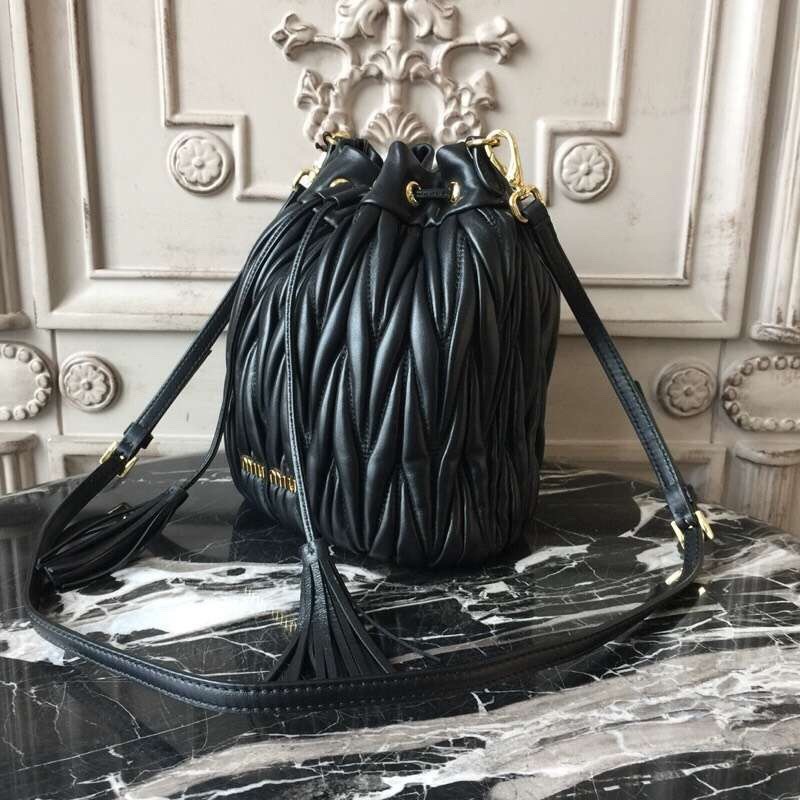 미우미우 마테라쎄 버킷백