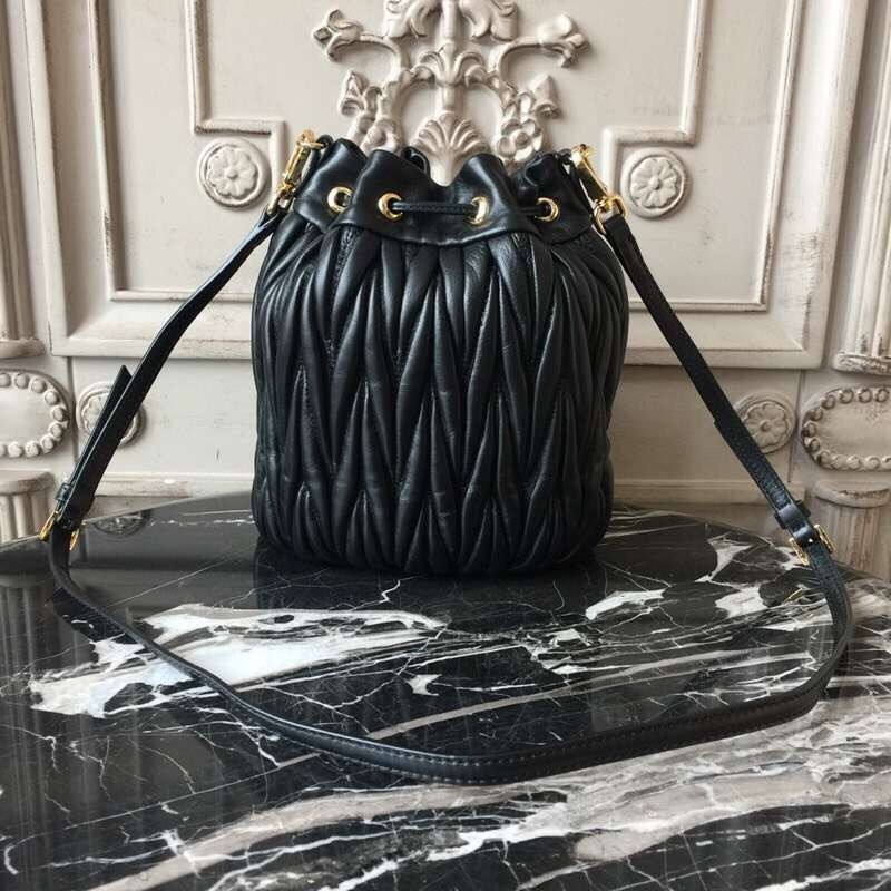 미우미우 마테라쎄 버킷백