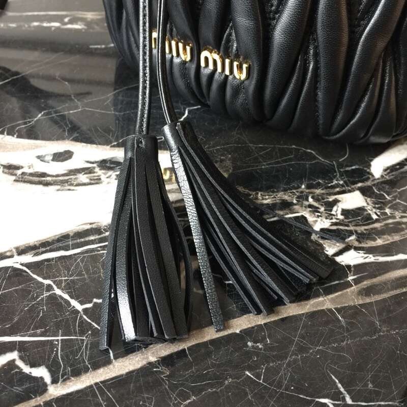 미우미우 마테라쎄 버킷백