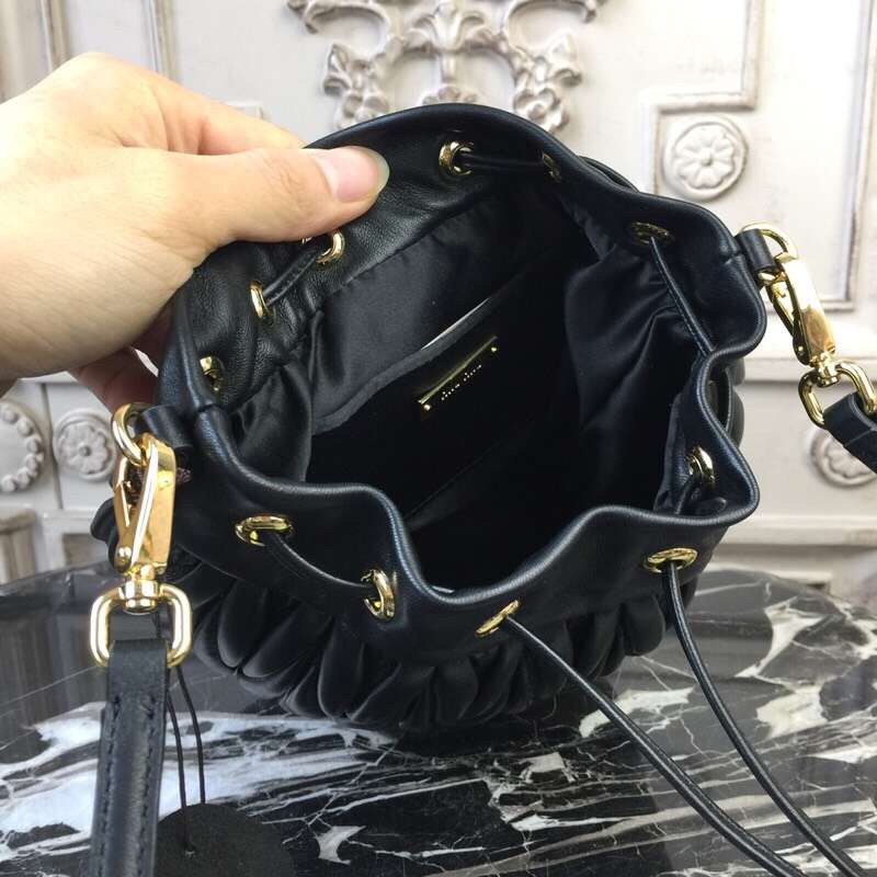 미우미우 마테라쎄 버킷백