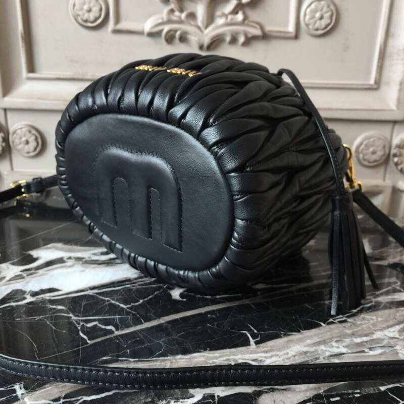 미우미우 마테라쎄 버킷백