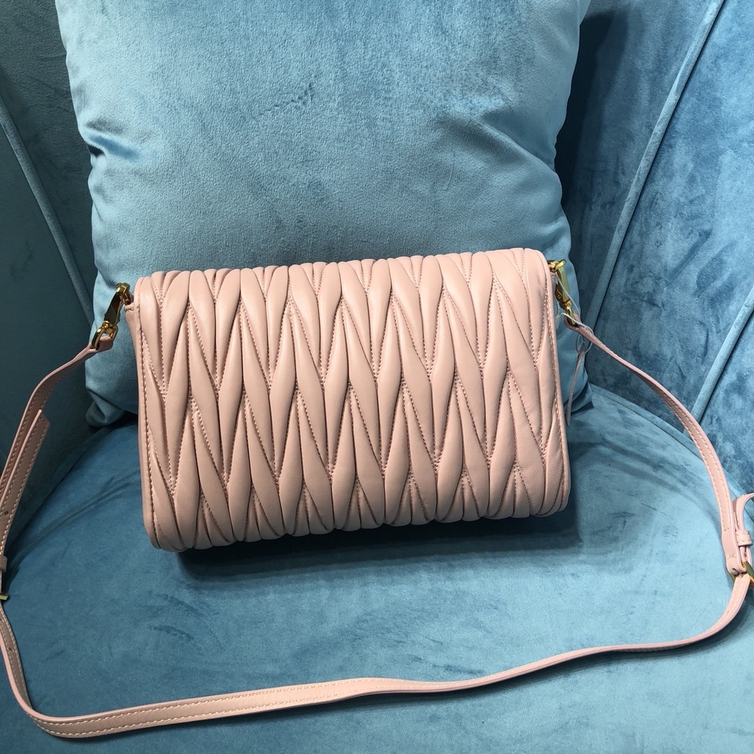 미우미우 숄더백