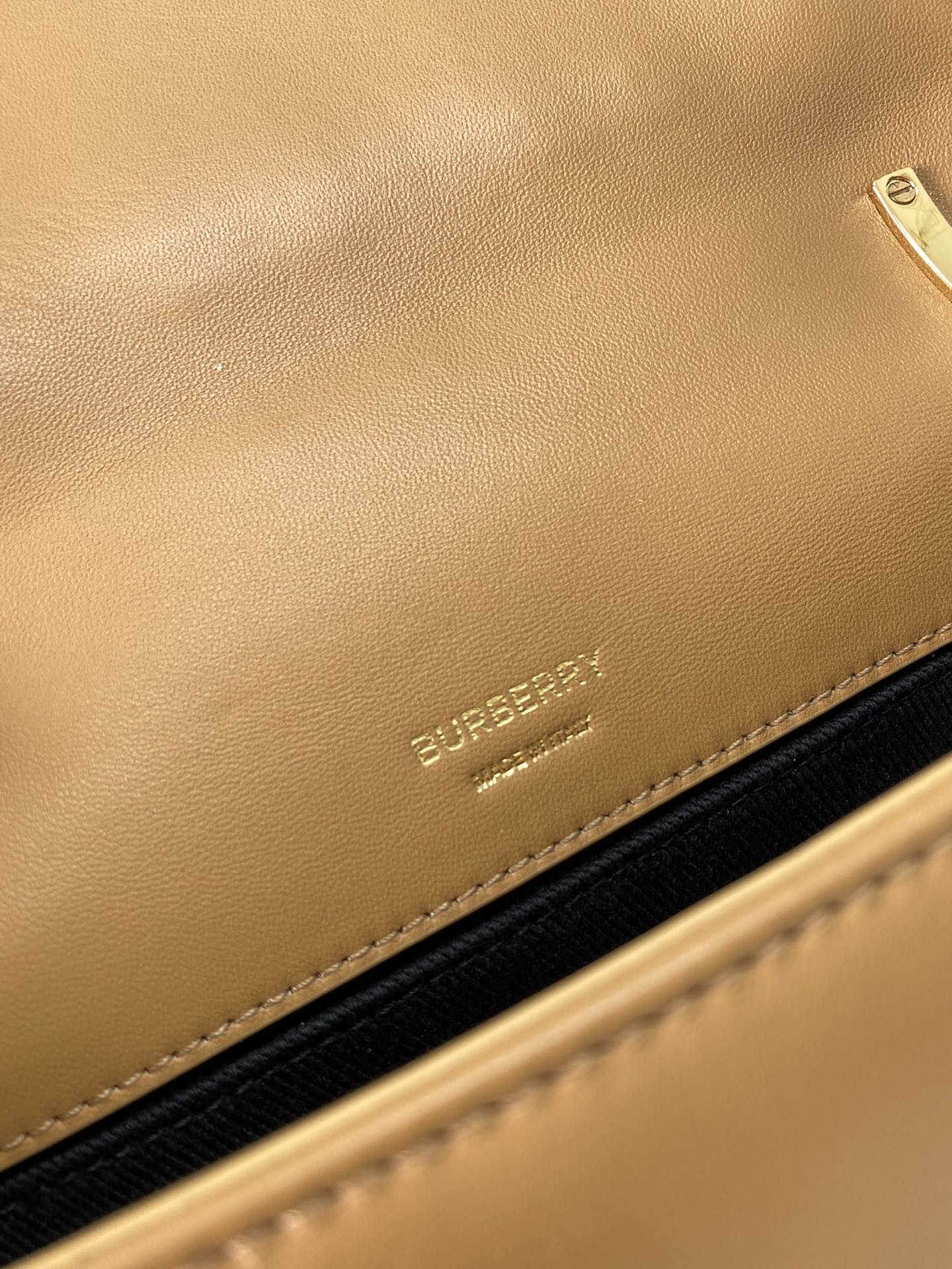 버버리 퀼팅 램스킨 롤라백