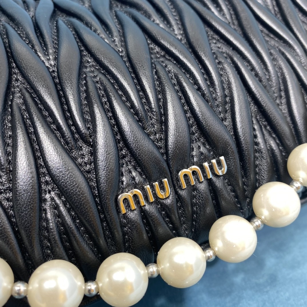 미우미우 MiuMiu 마틀라세 숄더 백