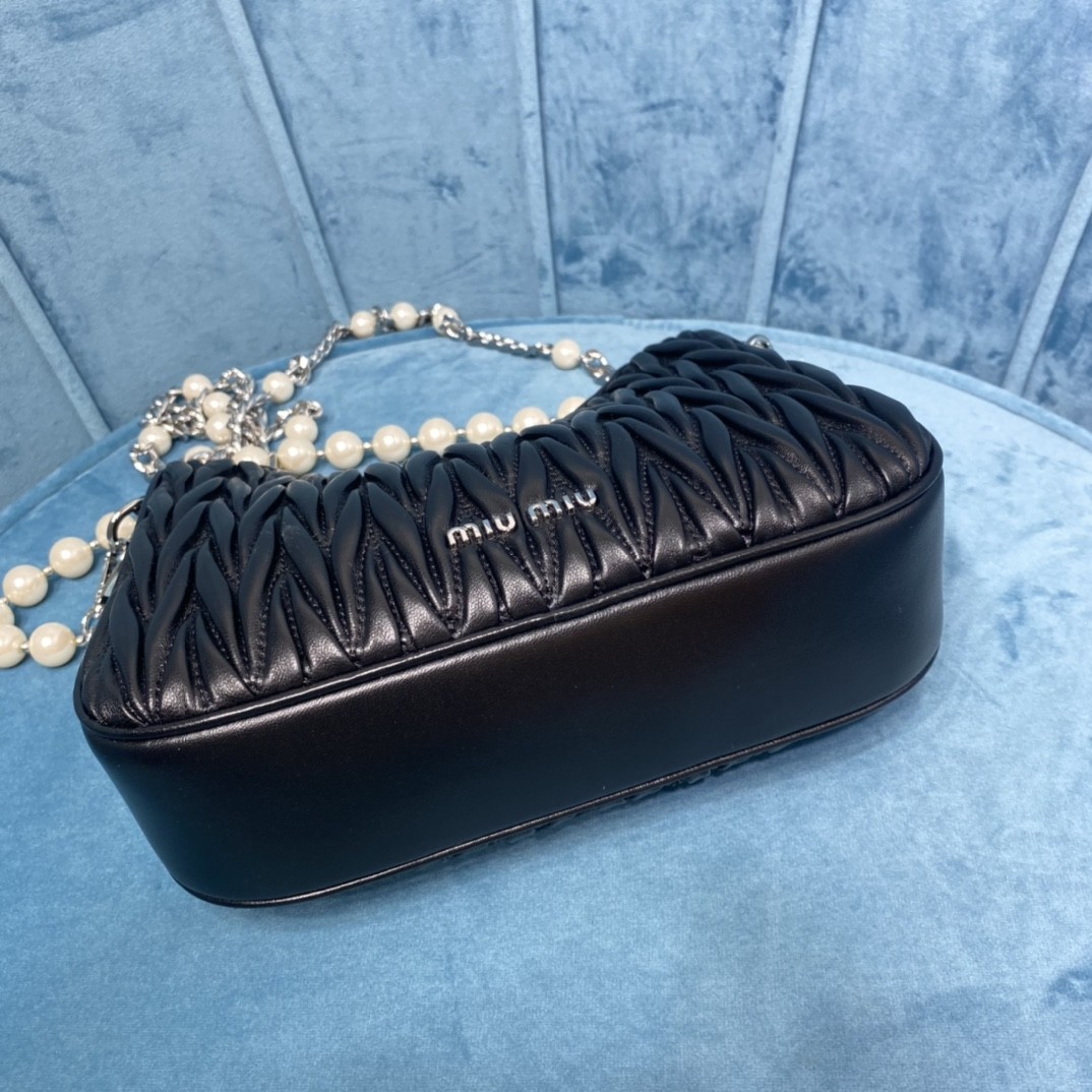 미우미우 MiuMiu 마틀라세 숄더 백